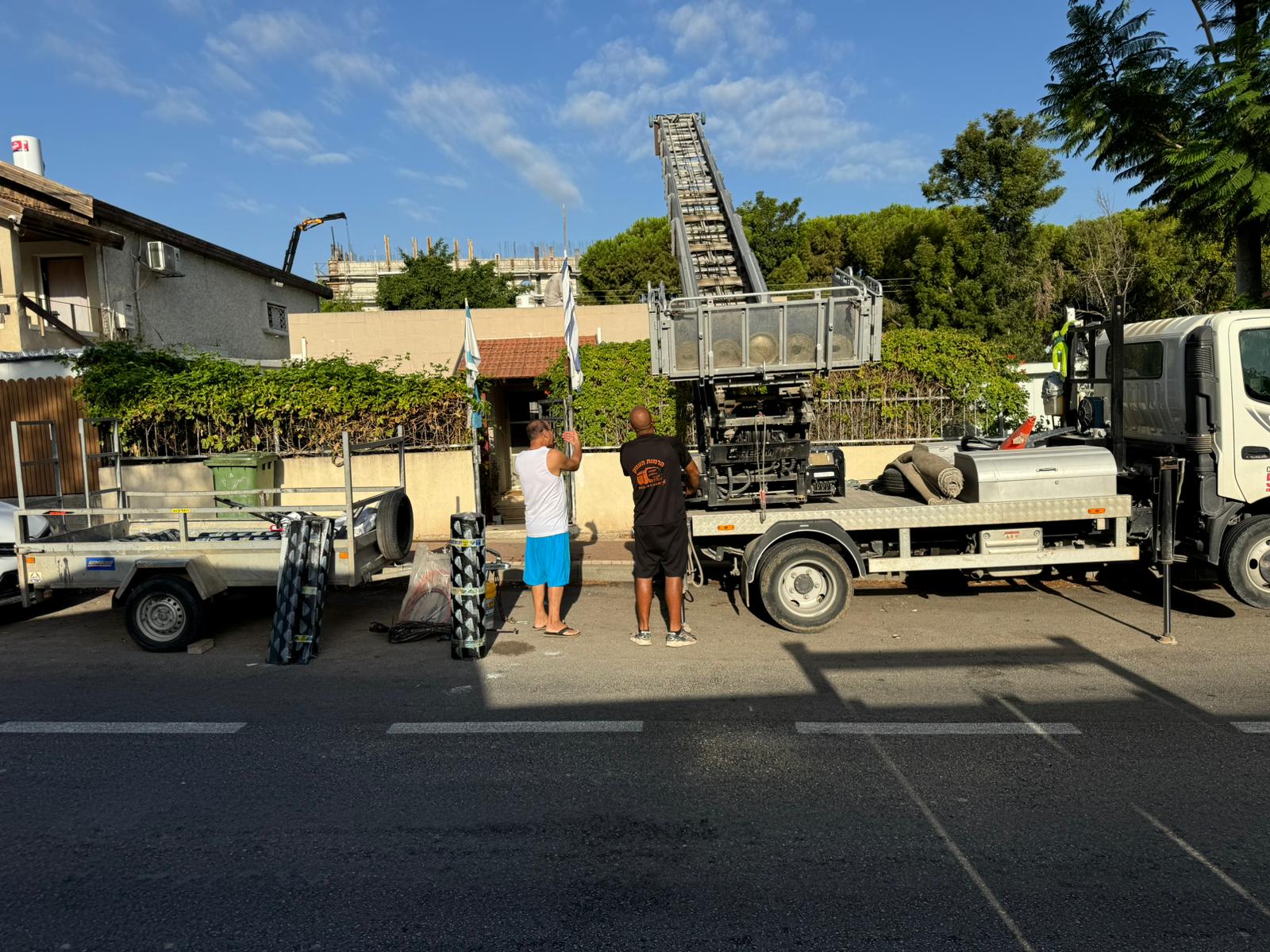 מנוף מרים גלילי איטום לגג בית בעפולה עילית לקראת תחילת עבודת איטום