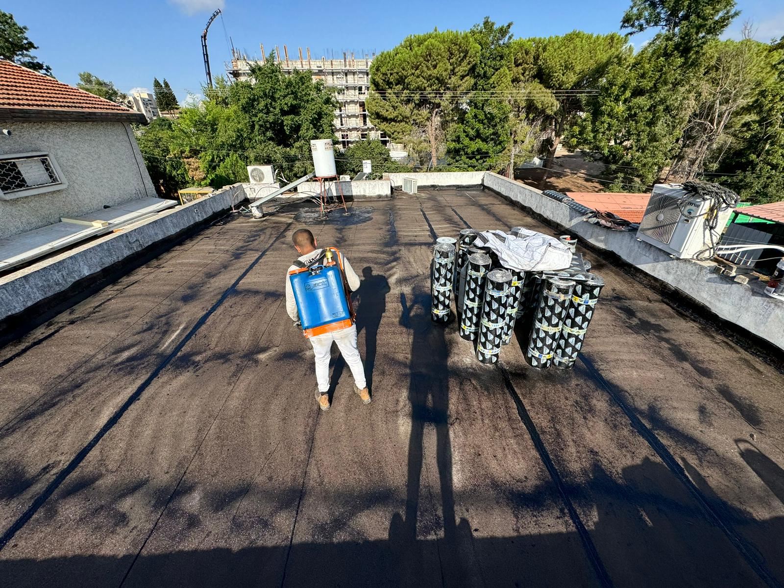 איש איטום מורח פריימר על גג שטוח בעפולה עילית כהכנה ליריעות ביטומן