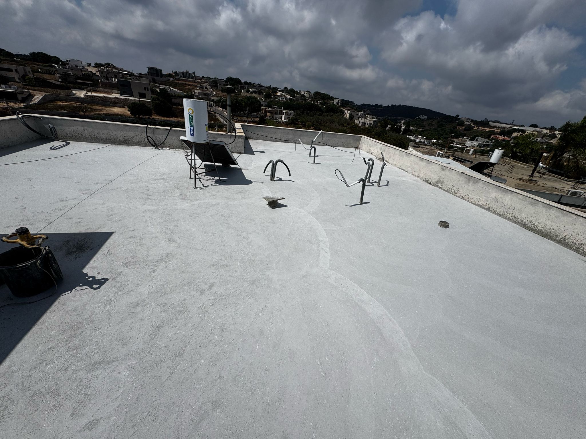 איטום גגות בעוספיה – תיקון שיפועים ואיטום מקצועי עם יריעות ביטומניות 2 איטום גגות בעוספיה עם יריעות ביטומניות לאחר תיקון שיפועים בטקל