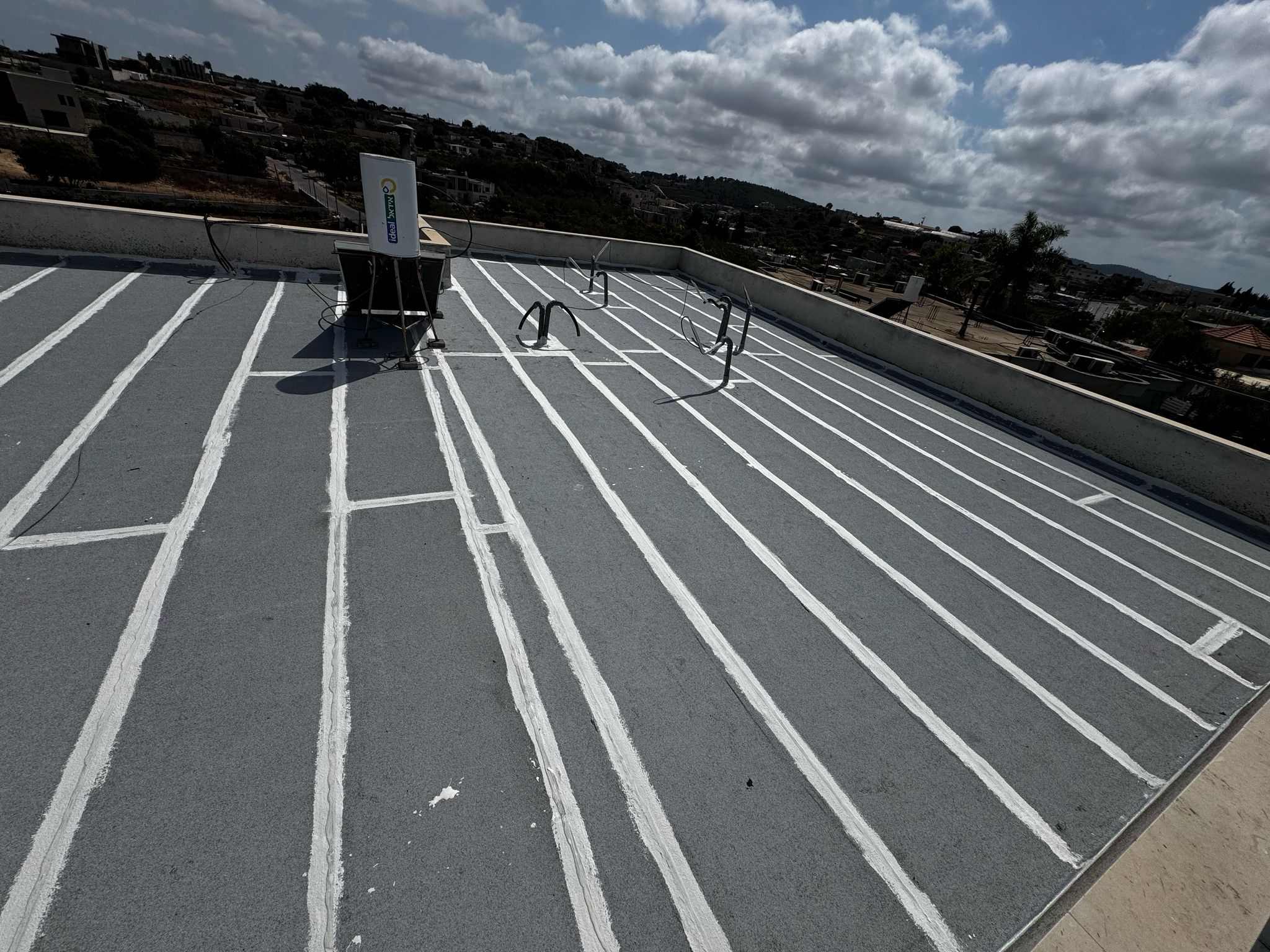 איטום גגות בעוספיה – תיקון שיפועים ואיטום מקצועי עם יריעות ביטומניות 4 הלחמה מקצועית של יריעות ביטומניות בגג בעוספיה