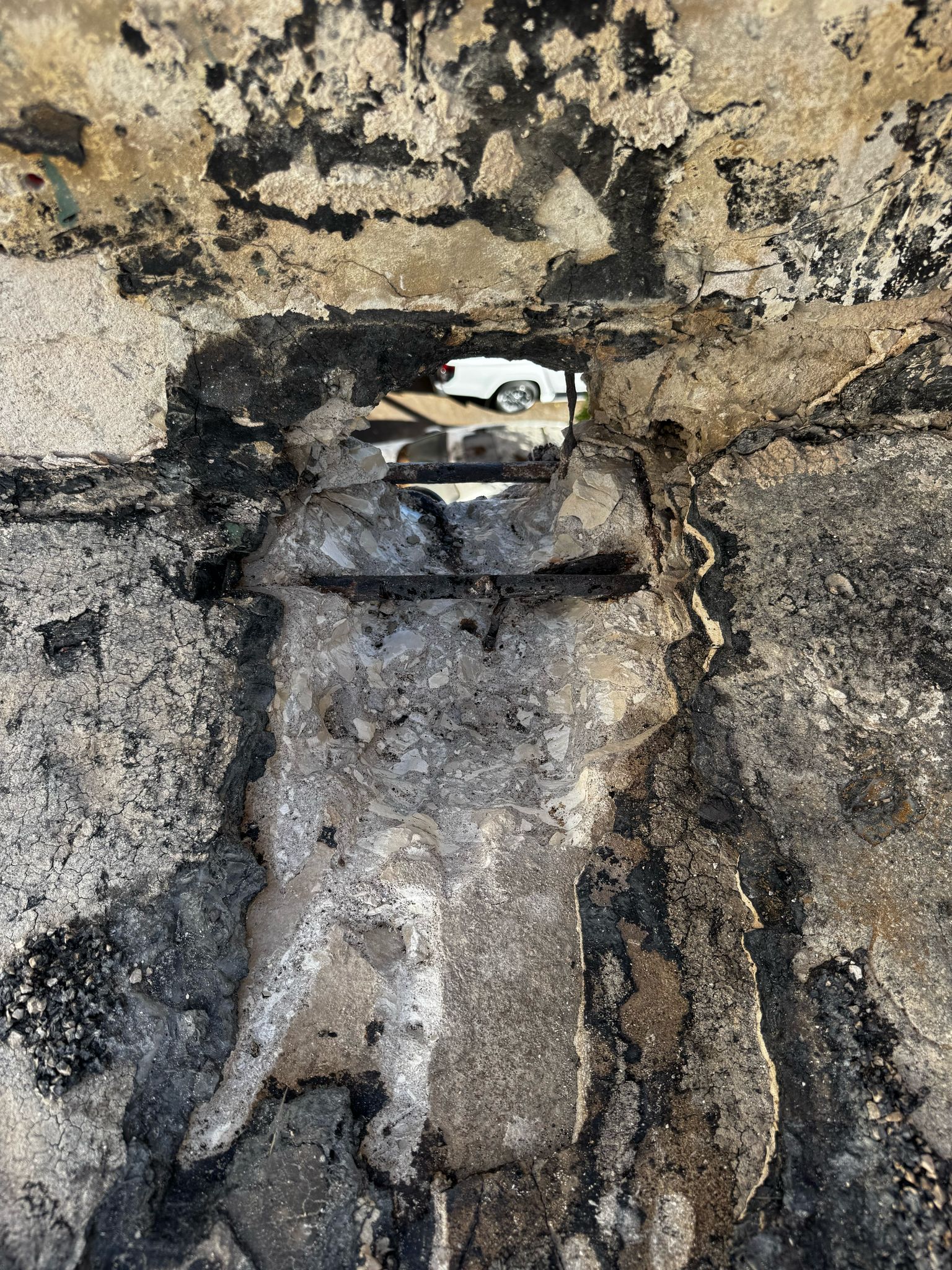 איטום מרפסת בחיפה – תיעוד כשל חמור באזור ניקוז בקיר לפני שיקום ואיטום מחדש