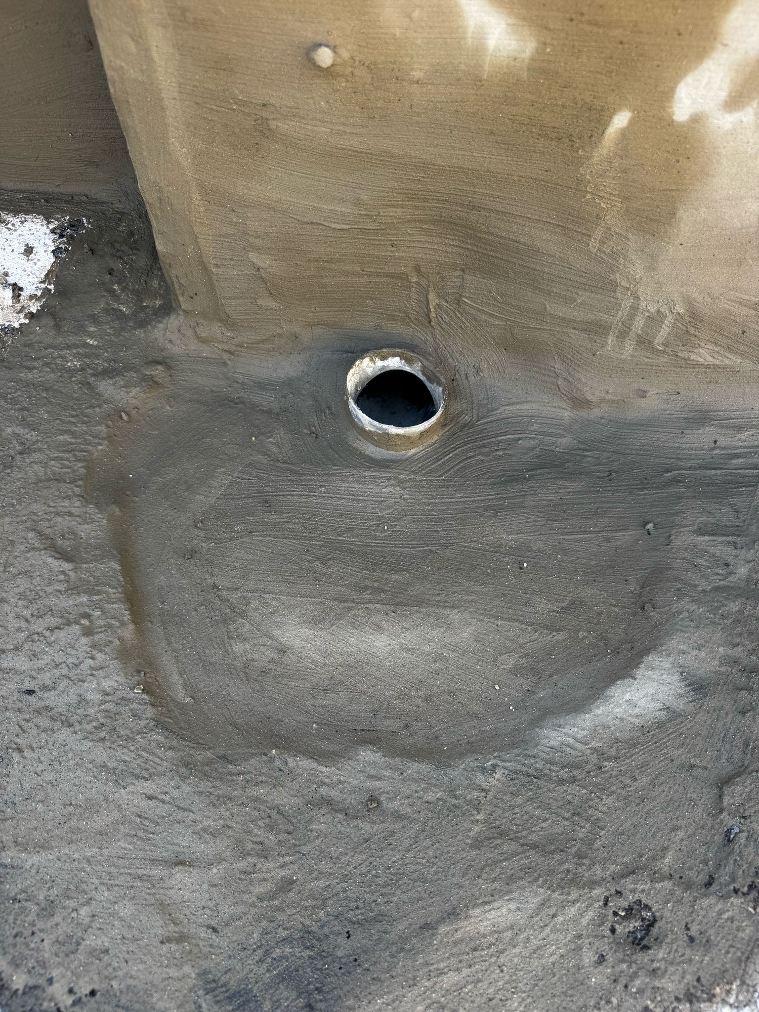 איטום מרפסת בחיפה – הכנת תשתית בטקל סביב פתח ניקוז ליצירת שיפועים ועמידות באיטום