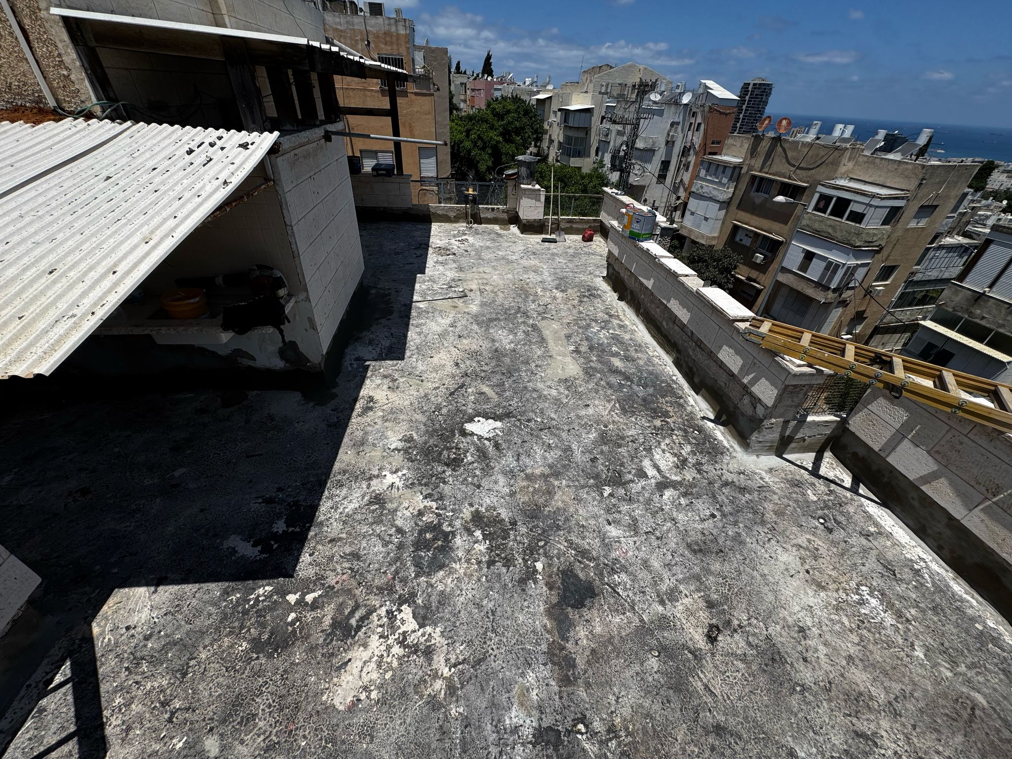 איטום מרפסת בחיפה – הגג לאחר קילוף מלא של החומר הישן והכנה לקראת שכבת הפריימר