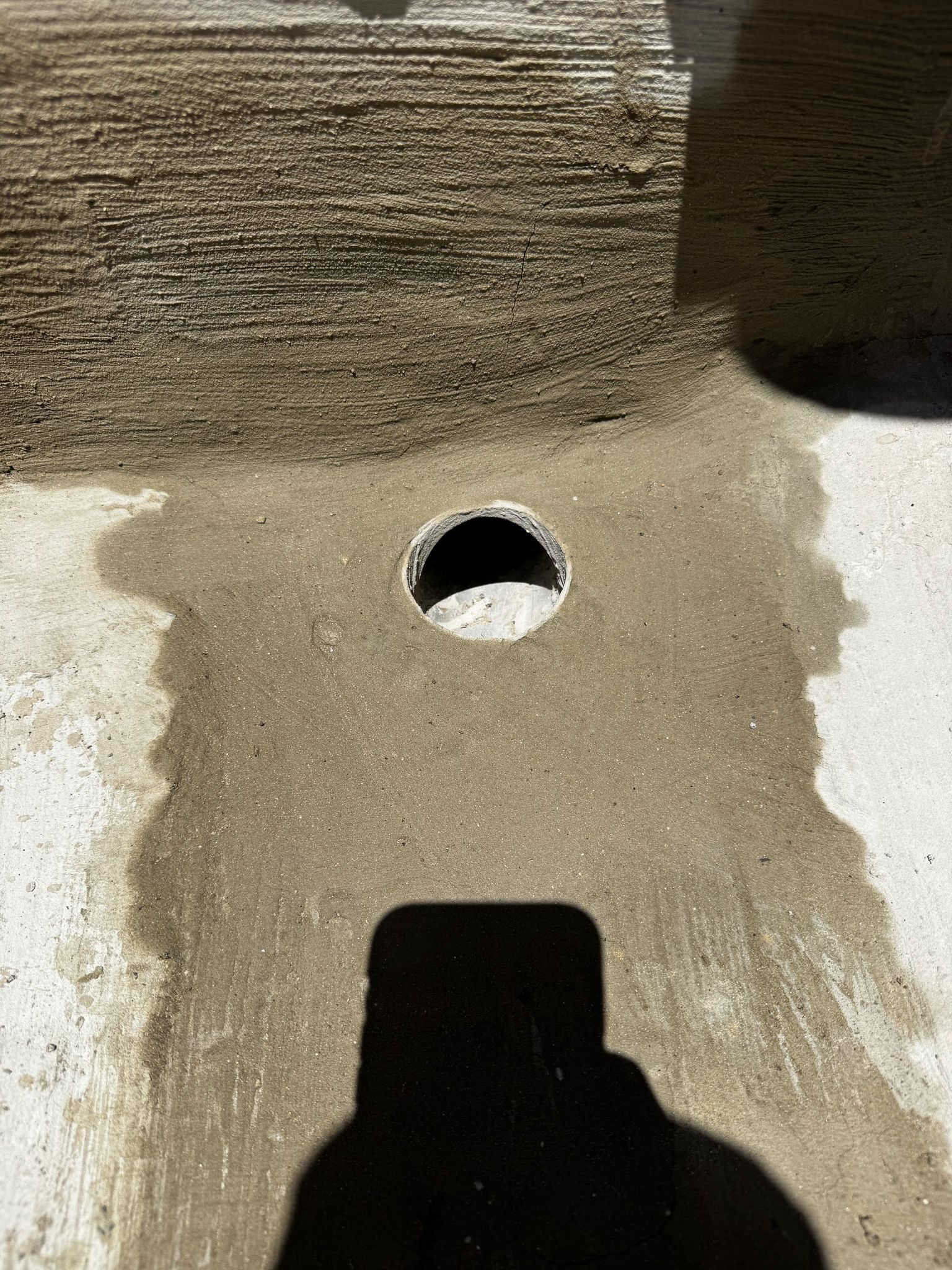 איטום מרפסת בחיפה – שיפוץ סביב הניקוז עם בטקל ליצירת שיפועים נכונים לפני האיטום