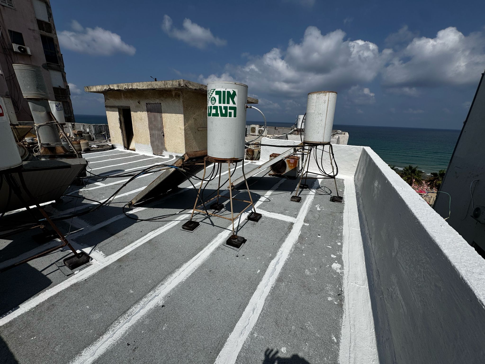 איטום גגות בבת ים – פרויקט מלא משלב ההכנה ועד התוצאה הסופית 7 איטום גגות בבת ים – גג אטום ביריעות ביטומניות עם נוף לים