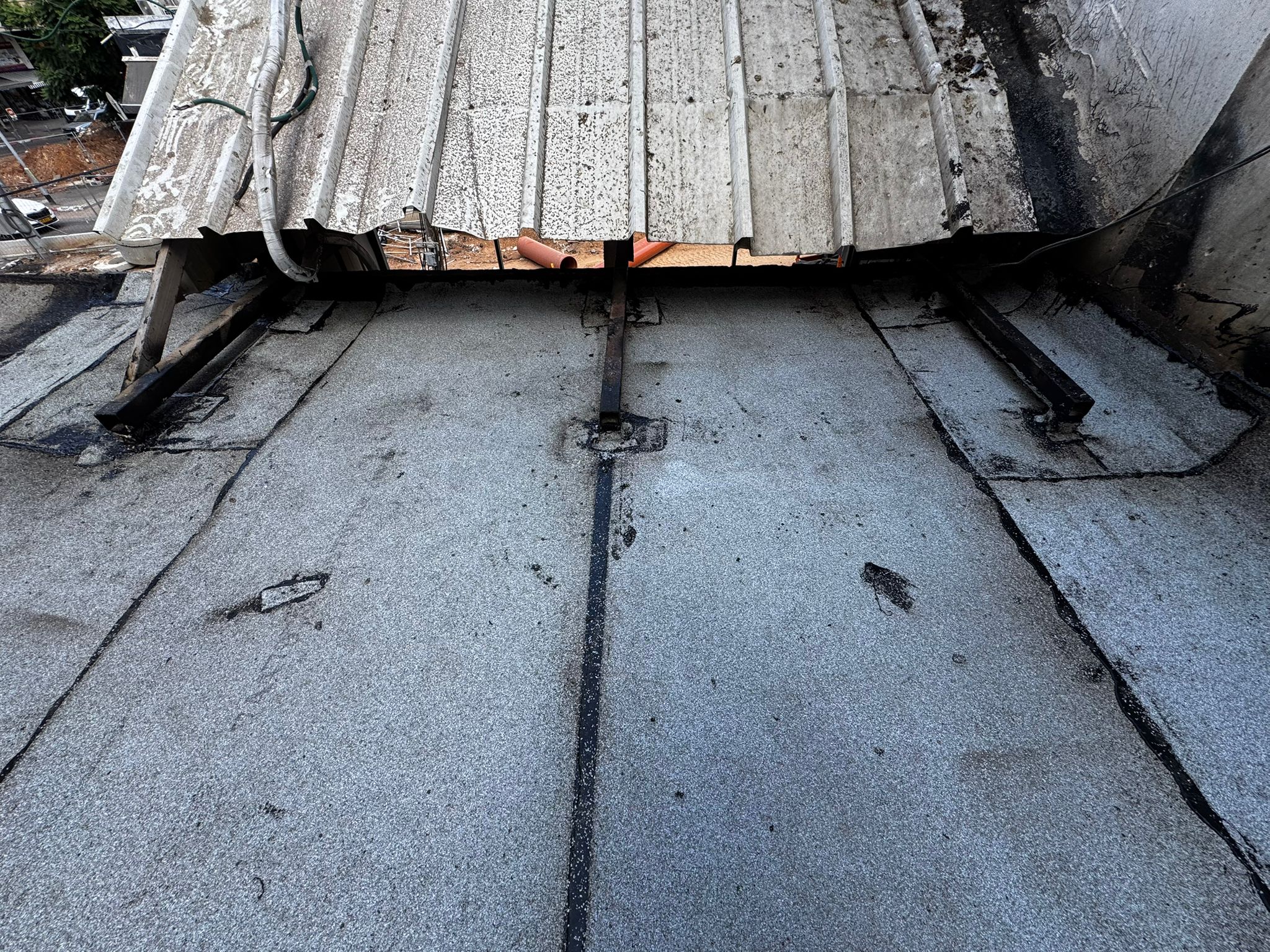 מומחה לאיטום גגות בחולון – עלי חלבי בפרויקט סוקולוב 68 7 מומחה לאיטום גגות בחולון – חיבורי יריעות ביטומניות מתחת לגג פח ברחוב סוקולוב