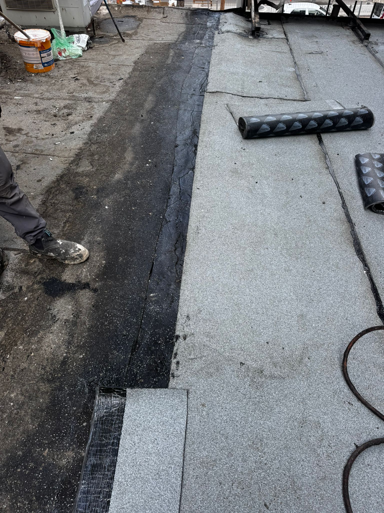 מומחה לאיטום גגות בחולון – עלי חלבי בפרויקט סוקולוב 68 6 מומחה לאיטום גגות בחולון – פריסת והלחמת יריעות ביטומניות על גג ברחוב סוקולוב