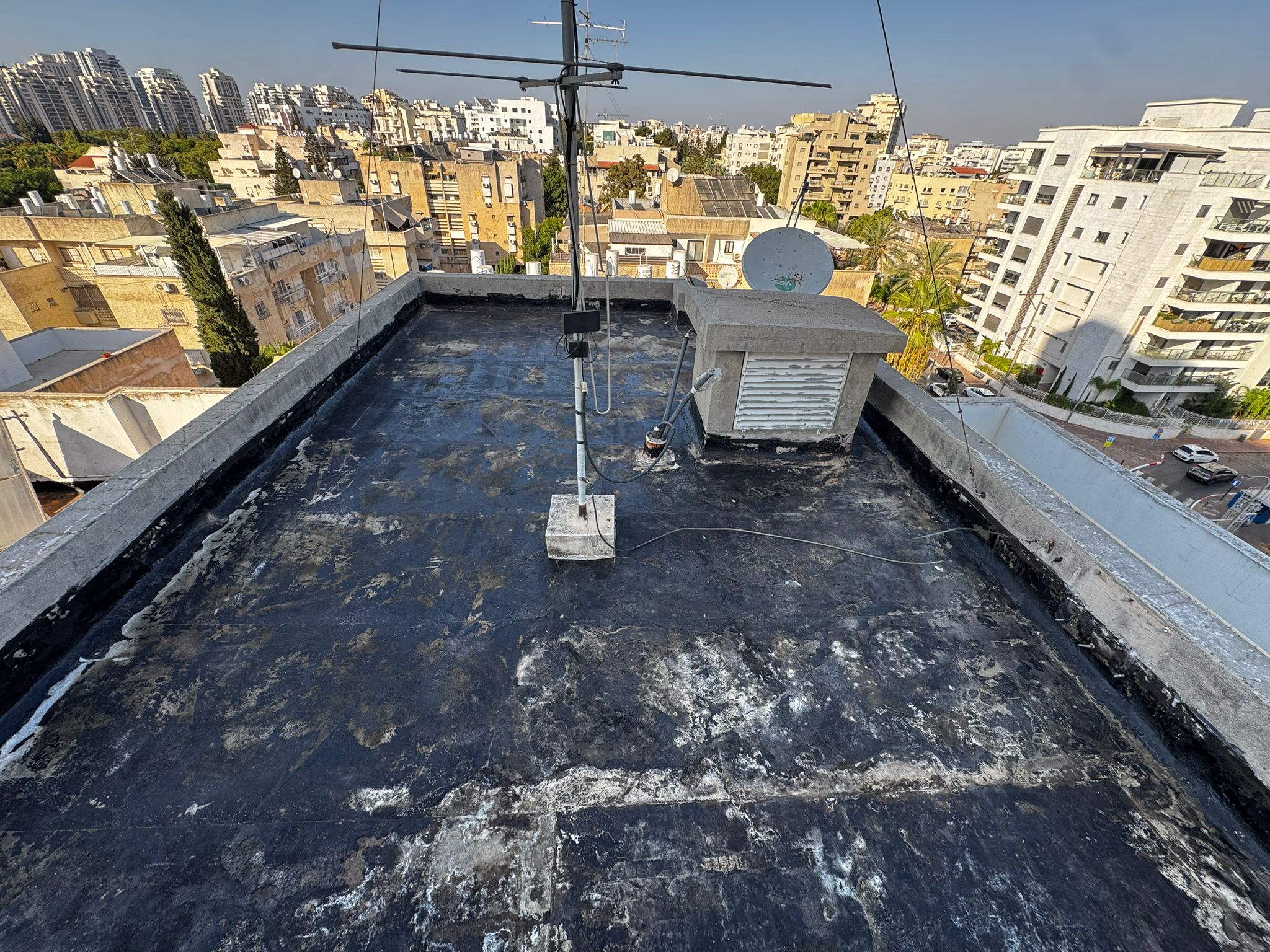 איטום גגות בהוד השרון – פרויקט מקצועי ברחוב מגדיאל 37 3 הכנת הגג לאחר קילוף