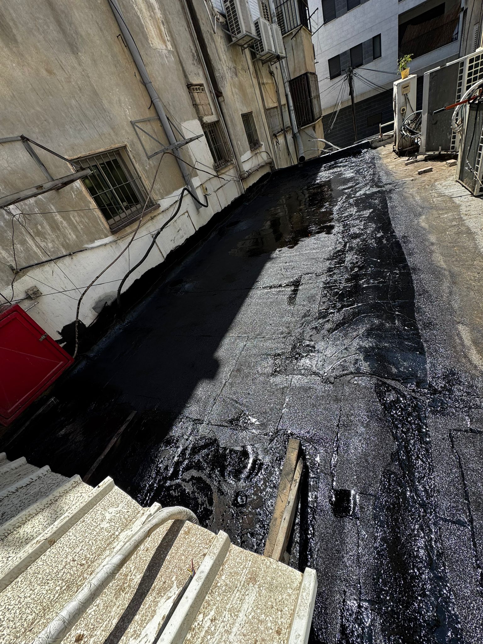 מומחה לאיטום גגות בחולון – עלי חלבי בפרויקט סוקולוב 68 4 מומחה לאיטום גגות בחולון – יישום פריימר על גג ברחוב סוקולוב כהכנה ליריעות ביטומניות