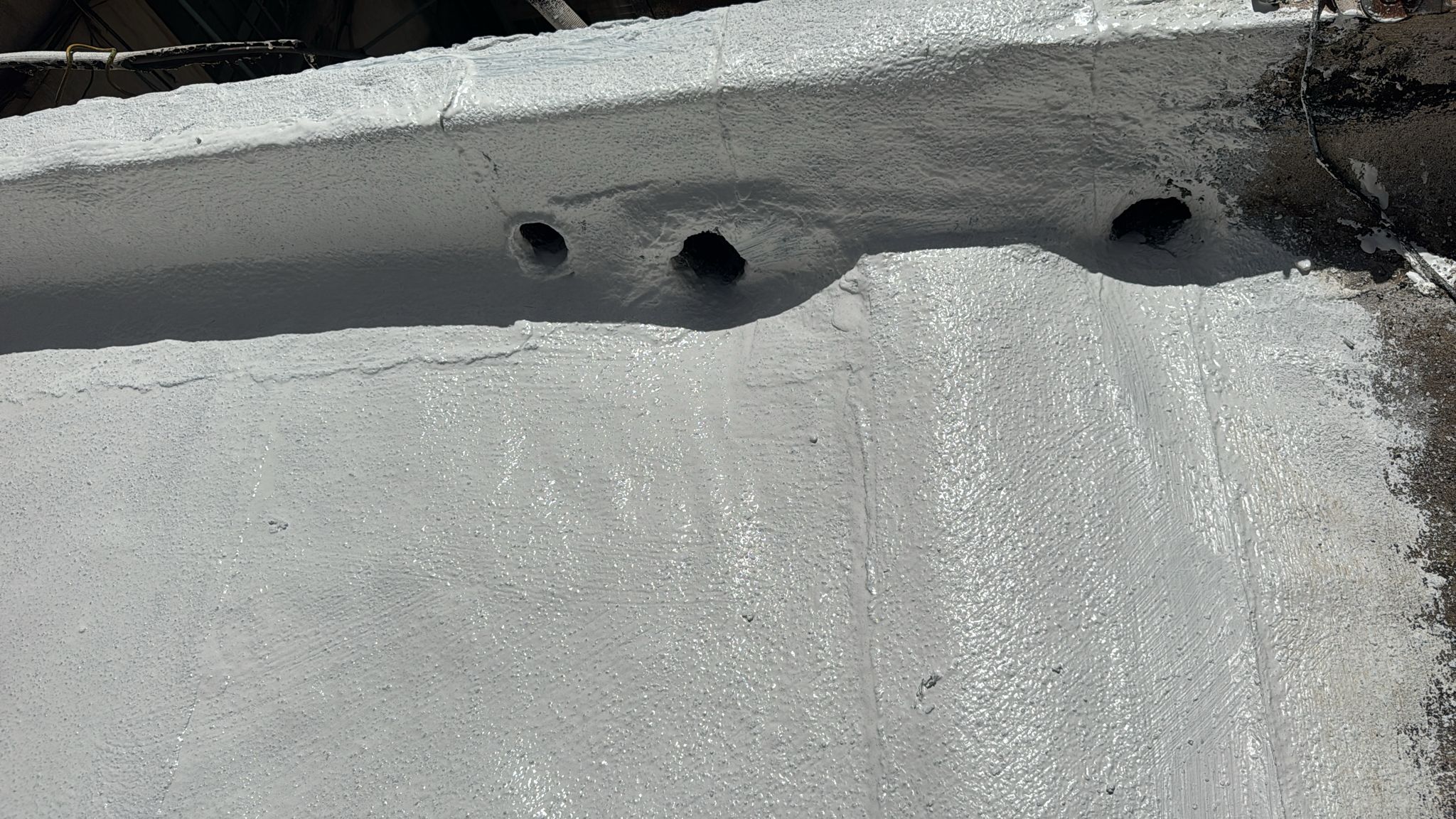 מומחה לאיטום גגות בחולון – עלי חלבי בפרויקט סוקולוב 68 11 מומחה לאיטום גגות בחולון – איטום סביב חורי מרזב בציפוי אקריל פז ברחוב סוקולוב