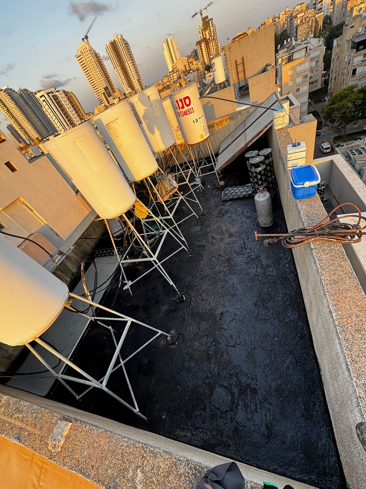 איטום גגות נתניה 7 איטום גגות נתניה – פריימר בשלב מתקדם