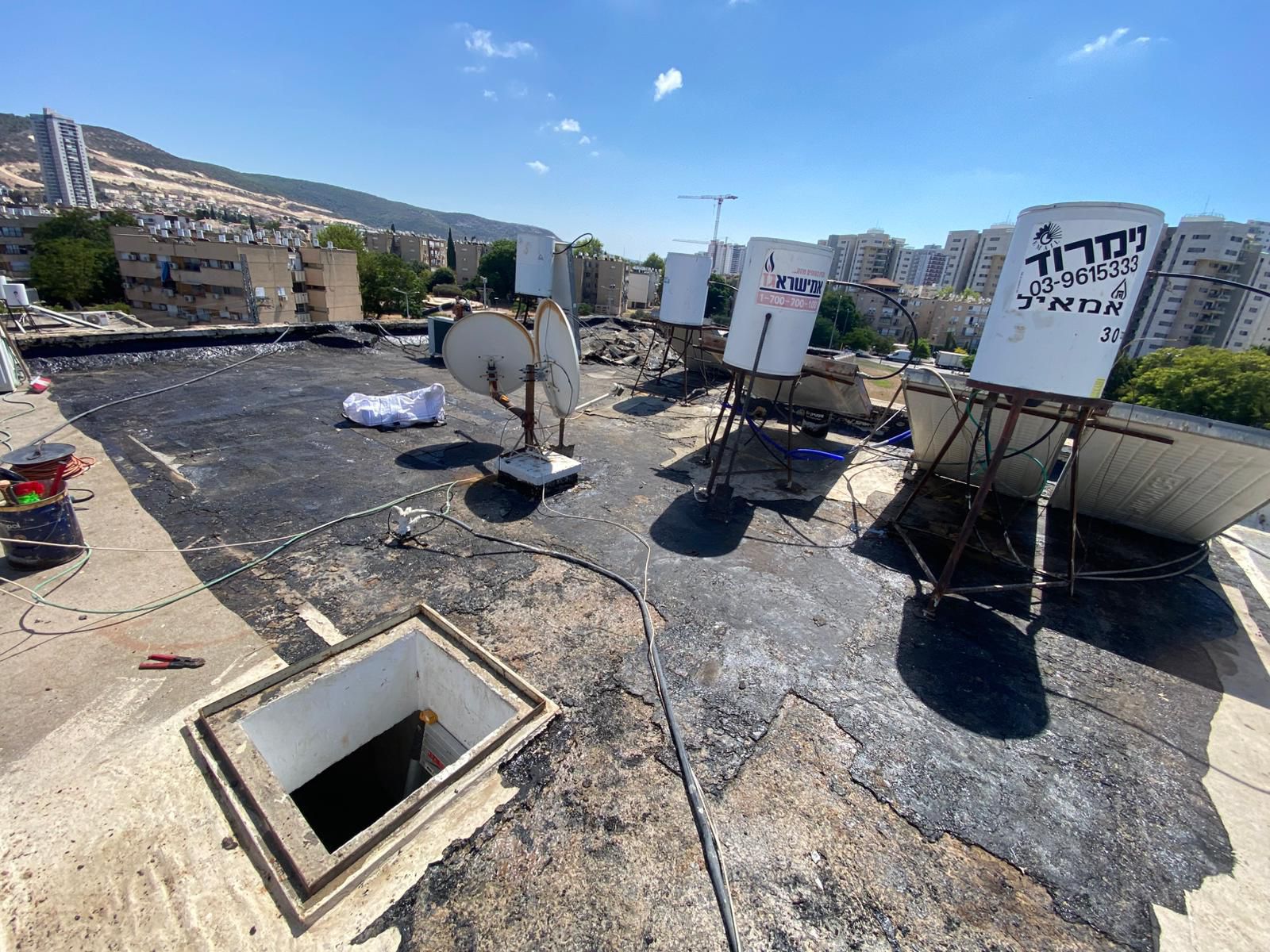 איטום גגות בטירת הכרמל – פרויקט מקצועי מתחילתו ועד סופו 4 איטום גגות בטירת הכרמל – גג נקי לאחר הסרת יריעות ישנות והכנת השטח לאיטום