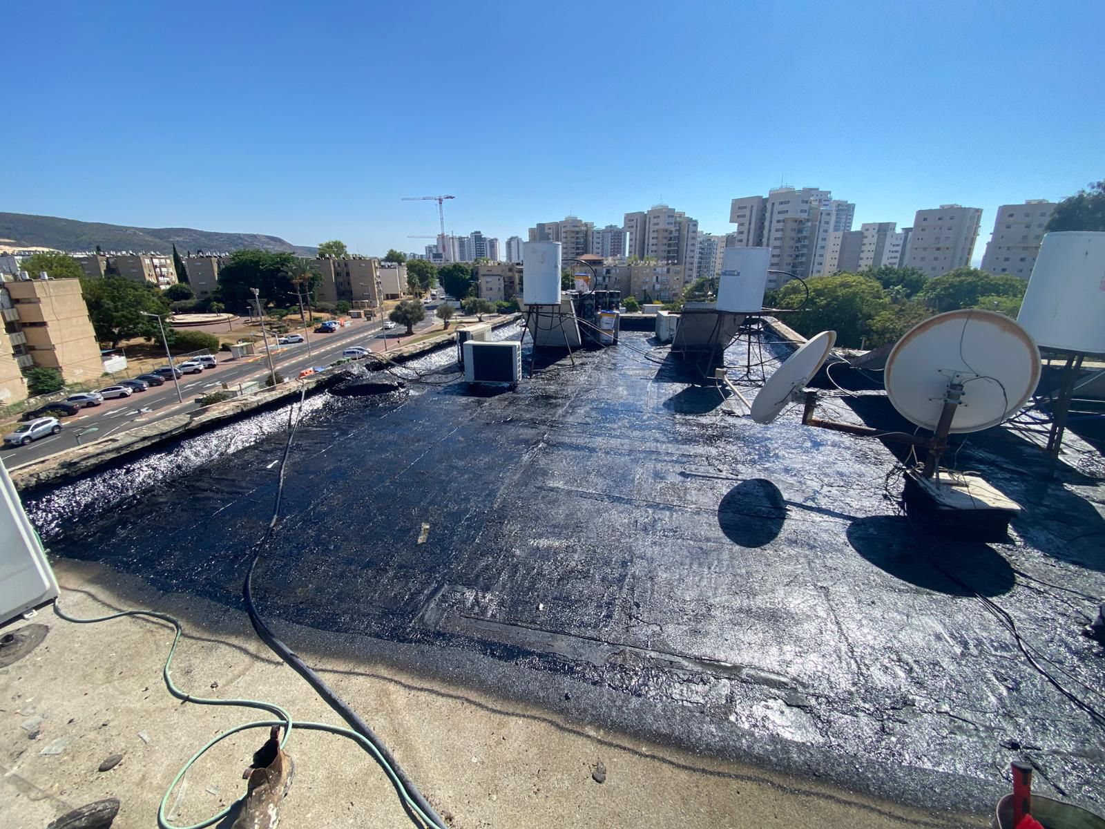 איטום גגות בטירת הכרמל – פרויקט מקצועי מתחילתו ועד סופו 6 איטום גגות בטירת הכרמל – גג לאחר מריחת פריימר לפני הנחת יריעות ביטומניות