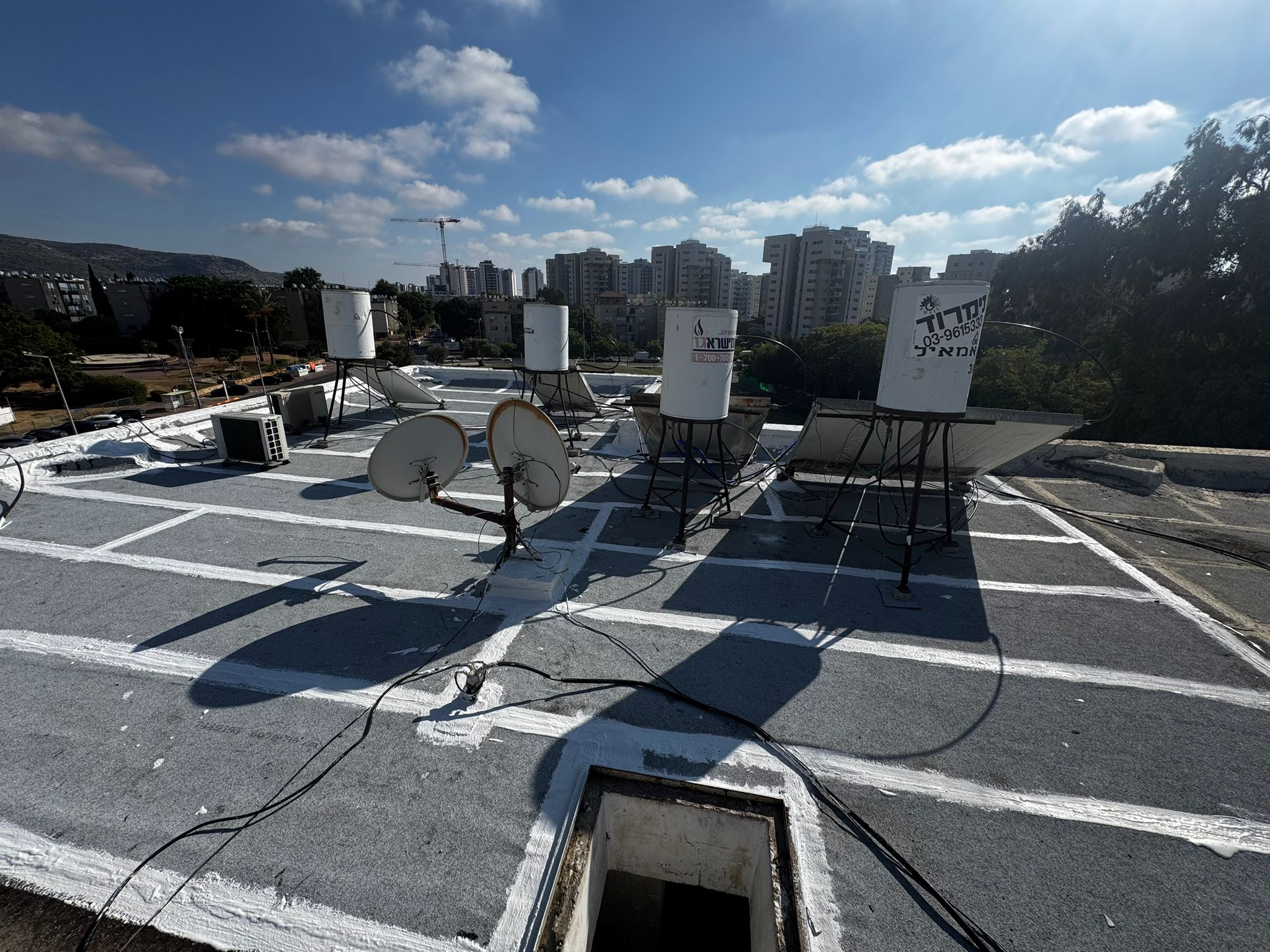 איטום גגות בטירת הכרמל – פרויקט מקצועי מתחילתו ועד סופו 8 איטום גגות בטירת הכרמל – גג אטום עם יריעות ביטומניות ופסי אקריל מתחת לדודי שמש