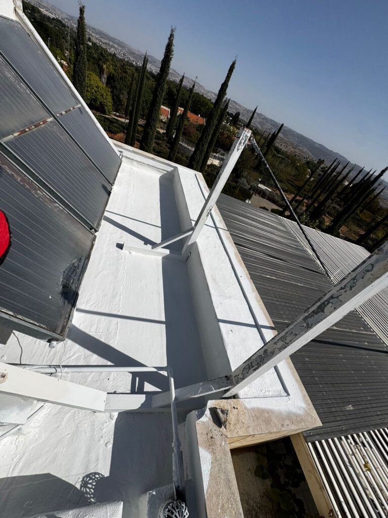 איטום גגות במודיעין בציפוי אקרילפז – חידוש חכם ליריעות קיימות 4 השכבה הראשונה של ציפוי אקרילפז על גג ביריעות ביטומניות קיימות – איטום גגות במודיעין.