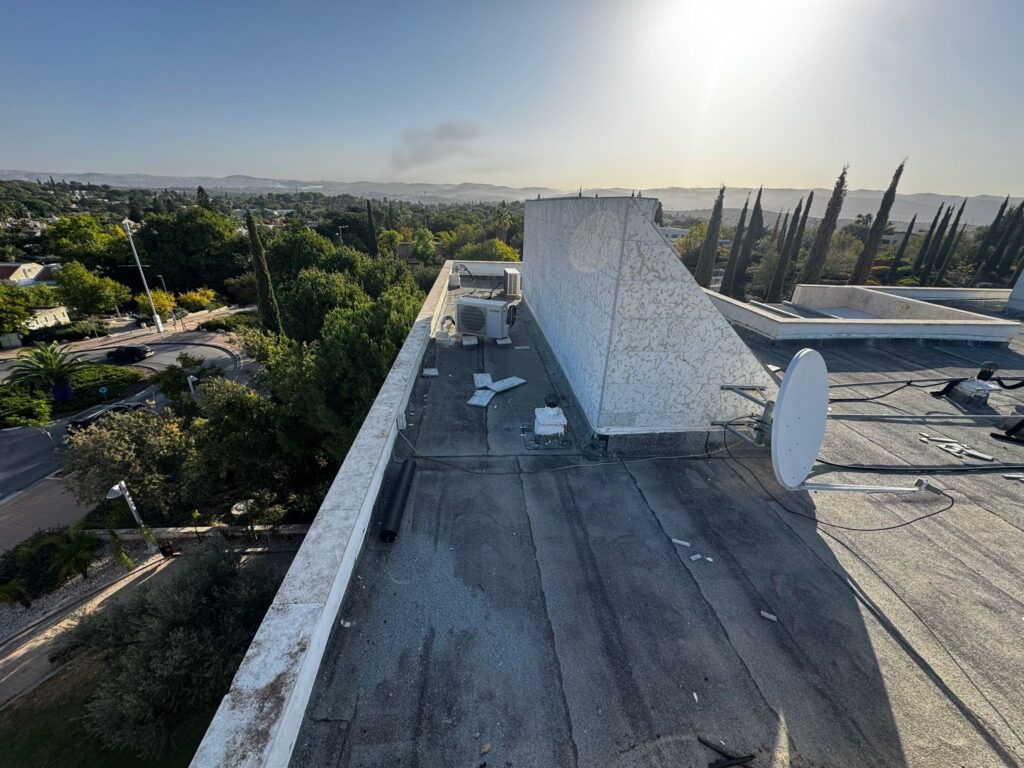 איטום גגות במודיעין בציפוי אקרילפז – חידוש חכם ליריעות קיימות 2 איטום גגות במודיעין לפני תחילת העבודה, גג עם יריעות ביטומניות לפני ניקוי וציפוי באקרילפז.