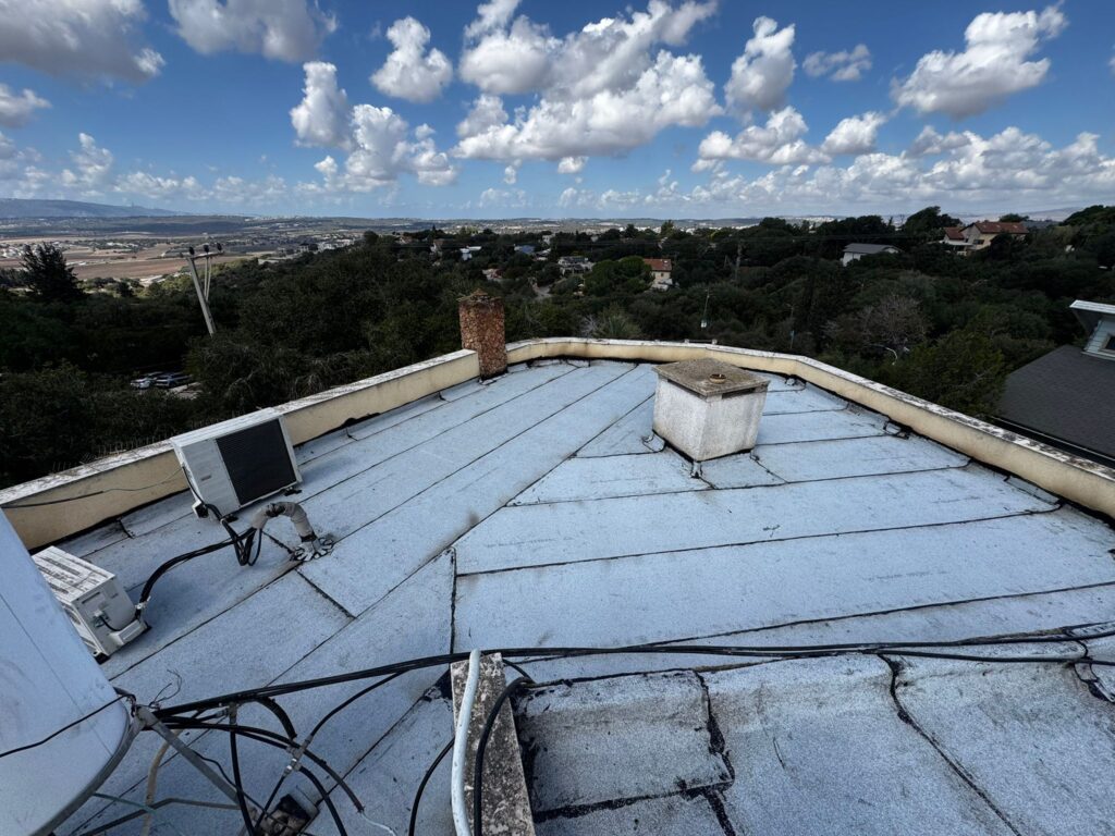 איטום גגות בתמרת – גג לפני עבודות אקריל פז עם יריעות ביטומניות קיימות