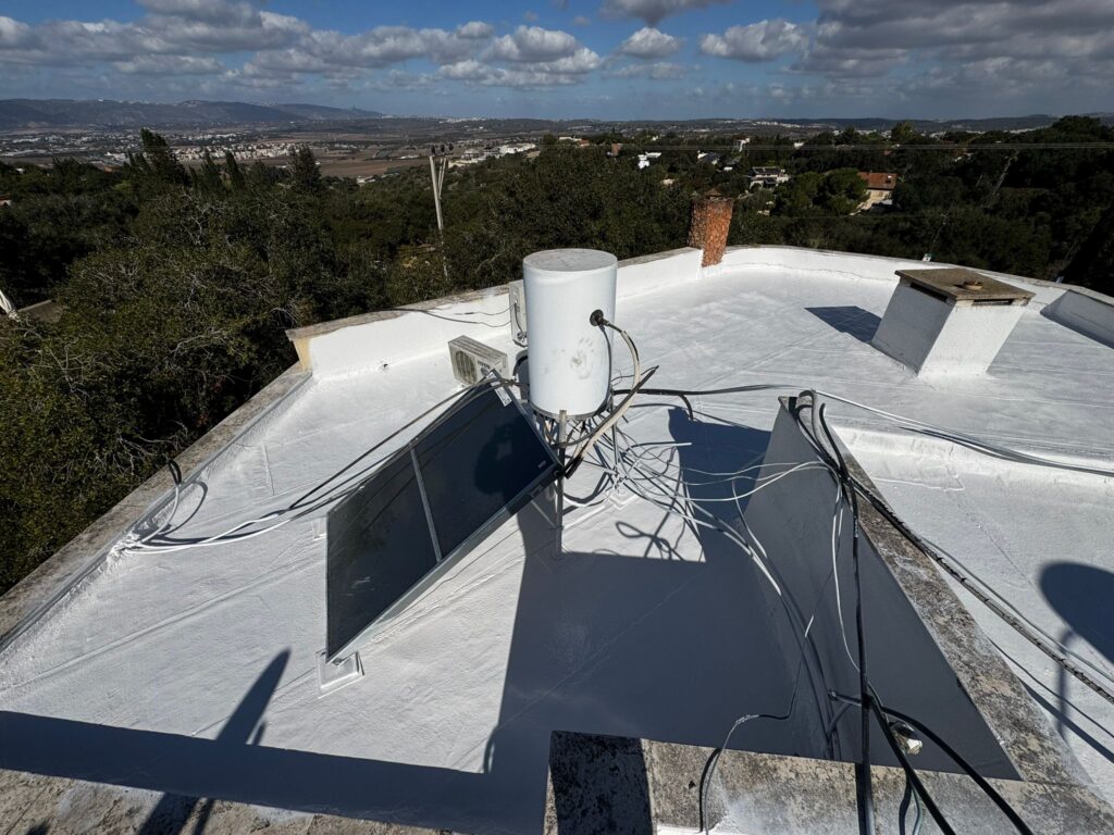 איטום גגות בתמרת – גג לאחר יישום שתי שכבות אקריל פז על היריעות הביטומניות