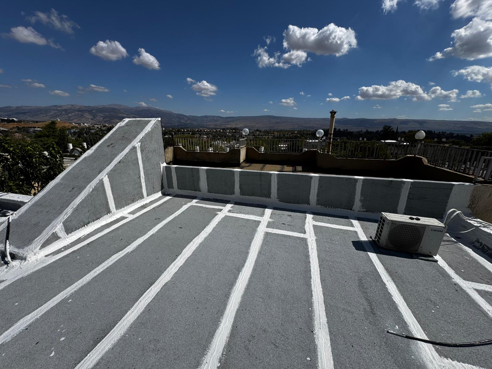 איטום גג ביריעות ביטומניות בקריית שמונה – גג גמור עם אקרילפז מלא על הקירות והמשטחים