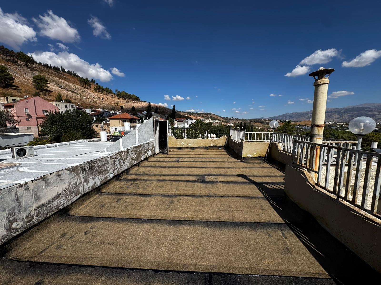 מרפסת גדולה לאחר איטום ראשוני – מוכנה לריצוף