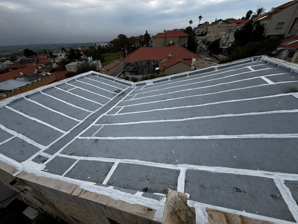 איטום גגות ביקנעם – גג גמור לאחר איטום יסודי של כל הפאנלים והתפרים בגג משופע.