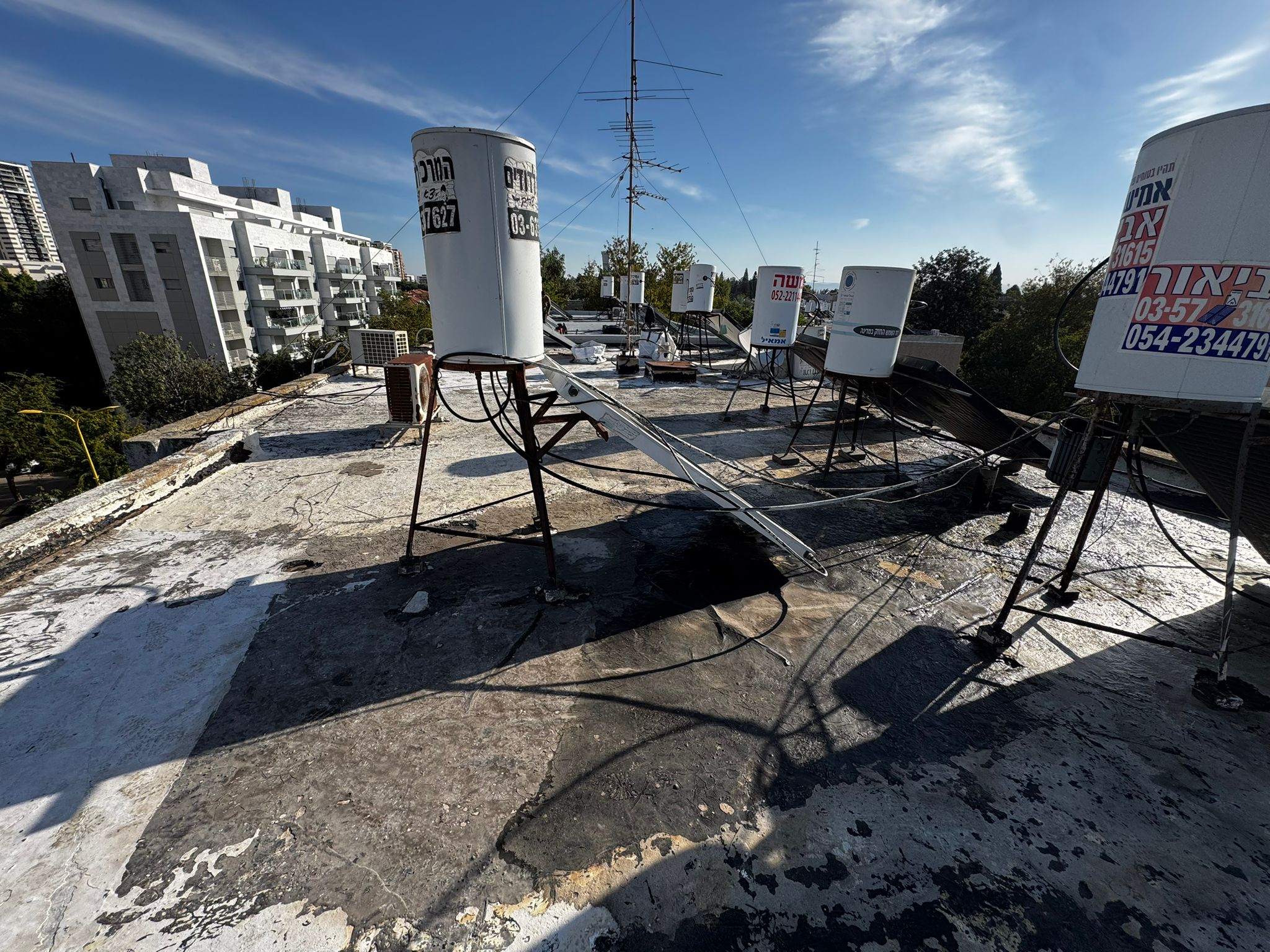 ריבוי תשתיות ודודי שמש על הגג