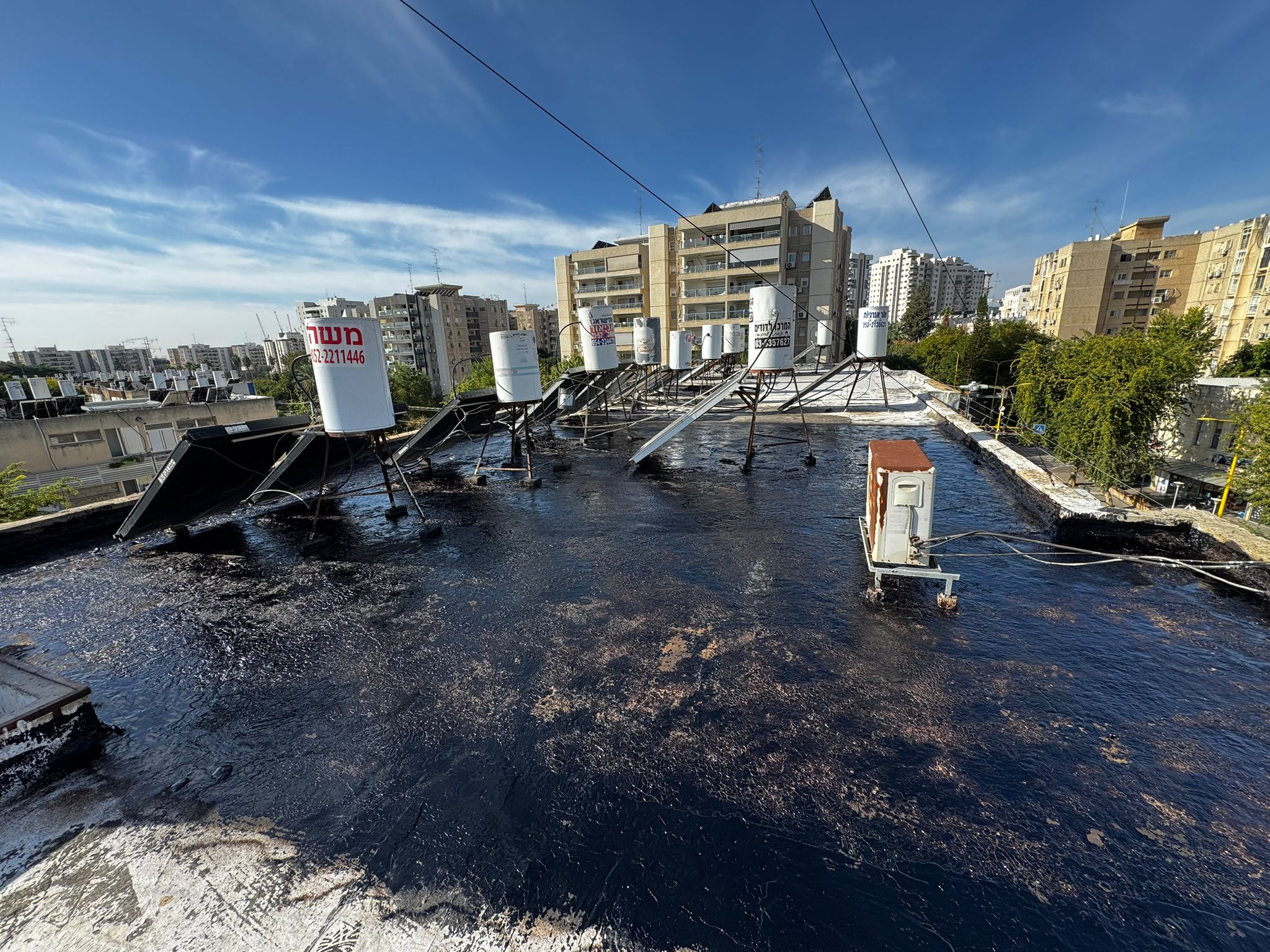 יישום יריעות ביטומניות על הגג
