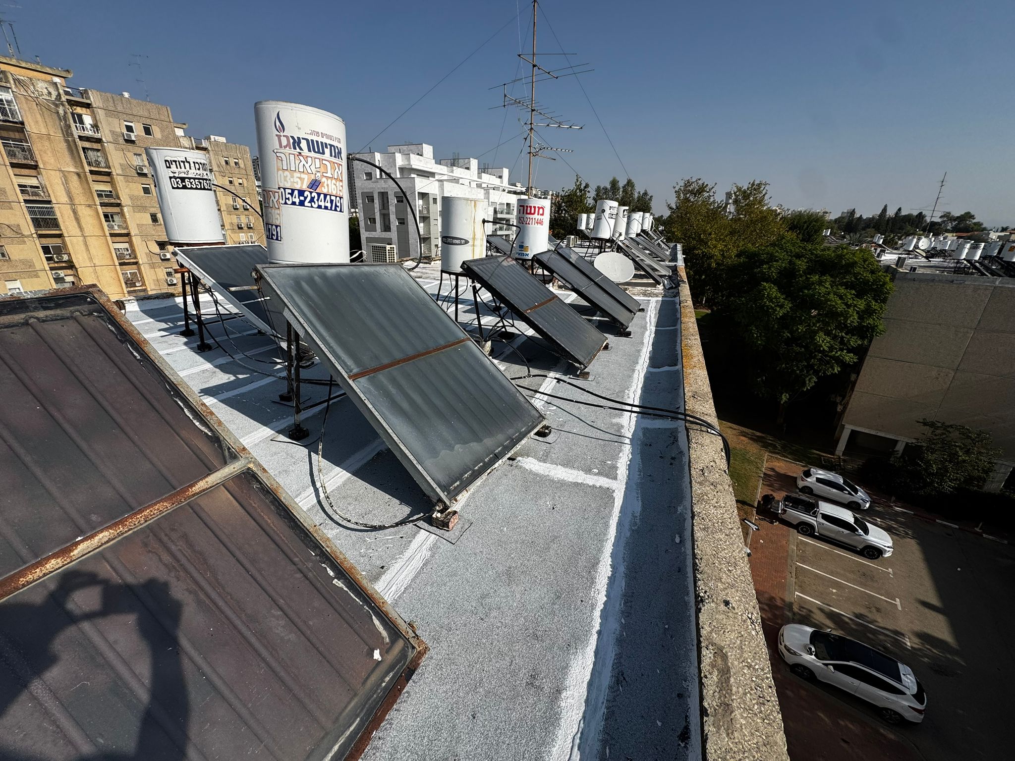 קולטים על תושבות ואיטום מוקפד במעקות