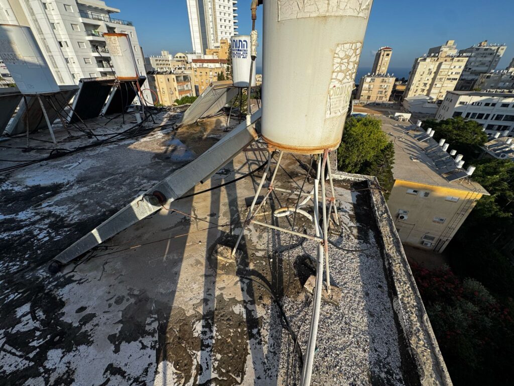 קולטים ודודים ישנים על גג מתפורר לפני האיטום