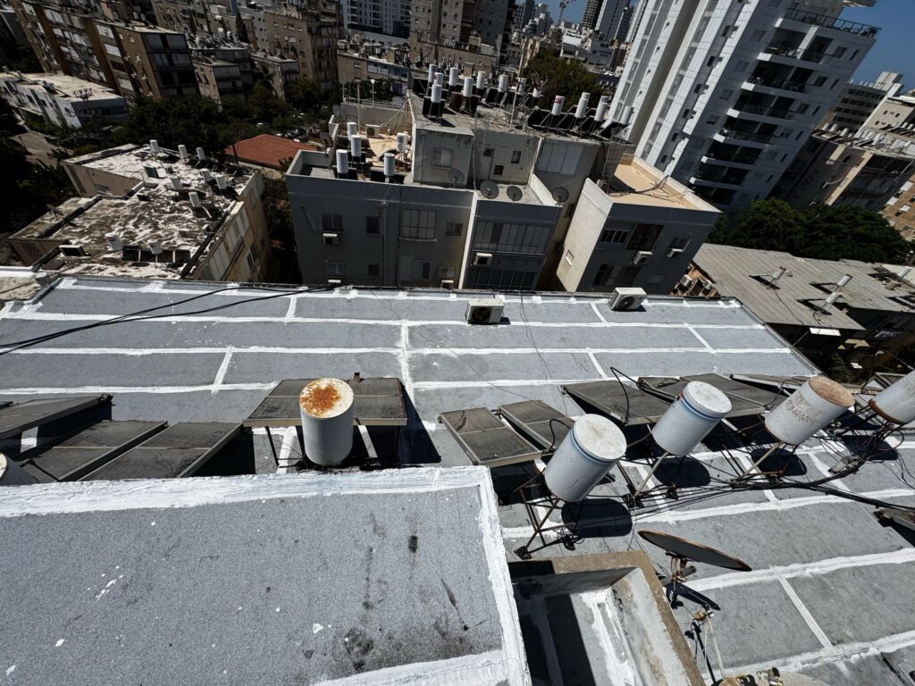 השלמת עבודת איטום גג עם דודי שמש בנתניה – יריעות ביטומניות בגימור מקצועי