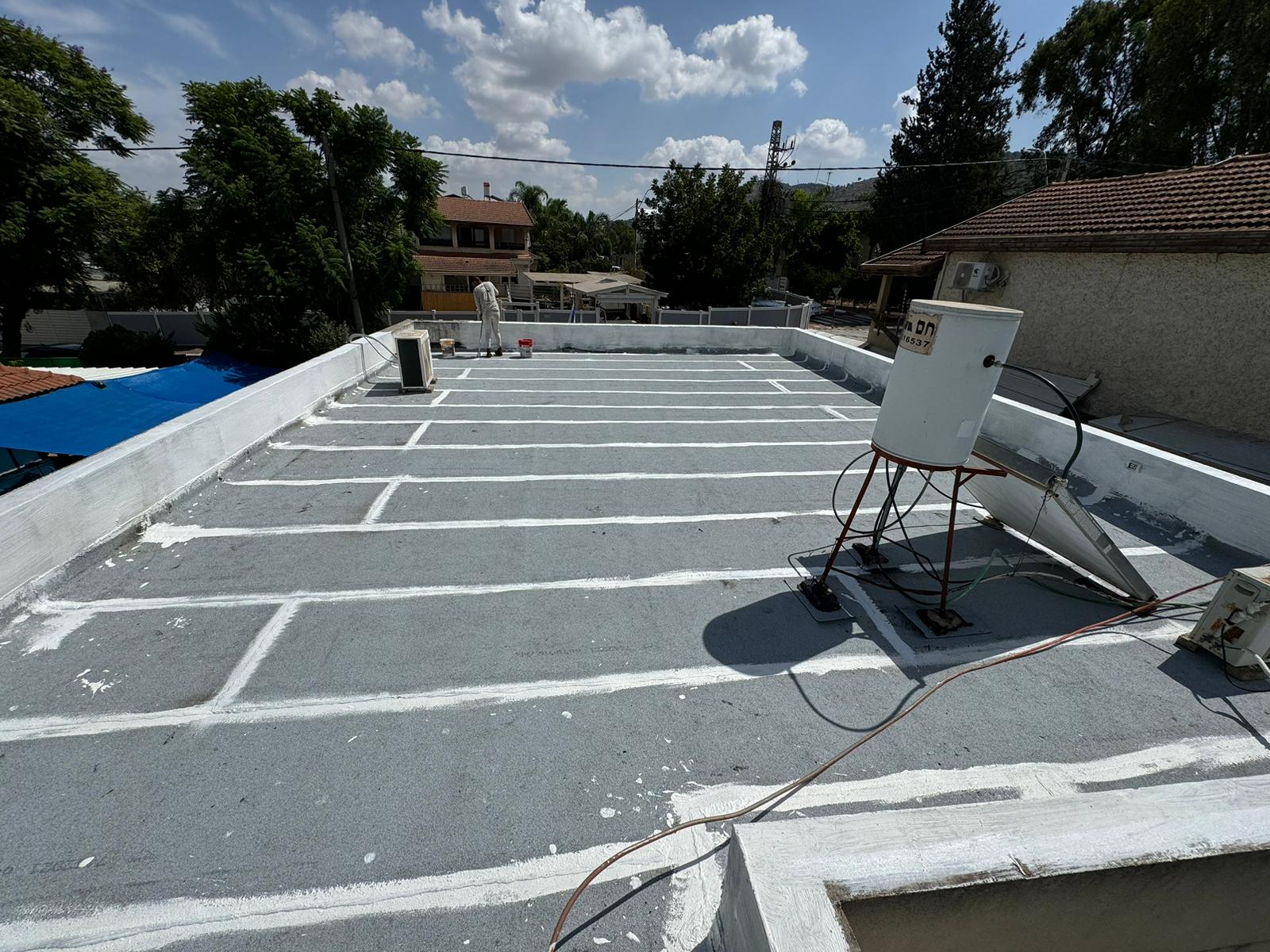 גג בית בעפולה עילית לאחר איטום ביריעות ביטומניות וציפוי לבן