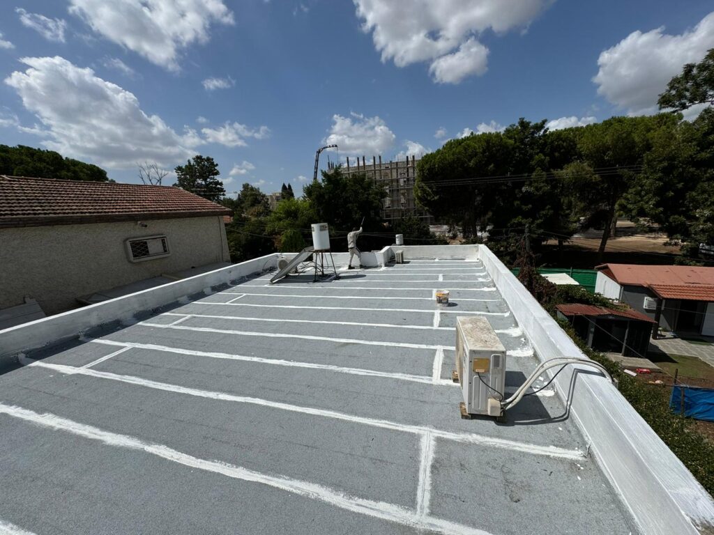 איטום גגות בעפולה עילית. גמר: יריעות מולחמות, חיזוקי אקרילפז לכל התפרים והמעברים, סגירה מלאה סביב כל האלמנטים.