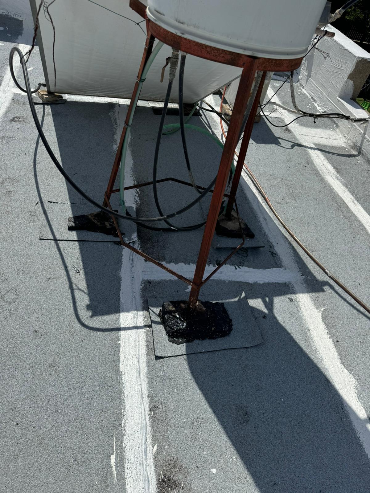 סגירת איטום סביב רגלי דוד שמש עם יריעות ביטומניות וזפת חמה בגג בעפולה עילית