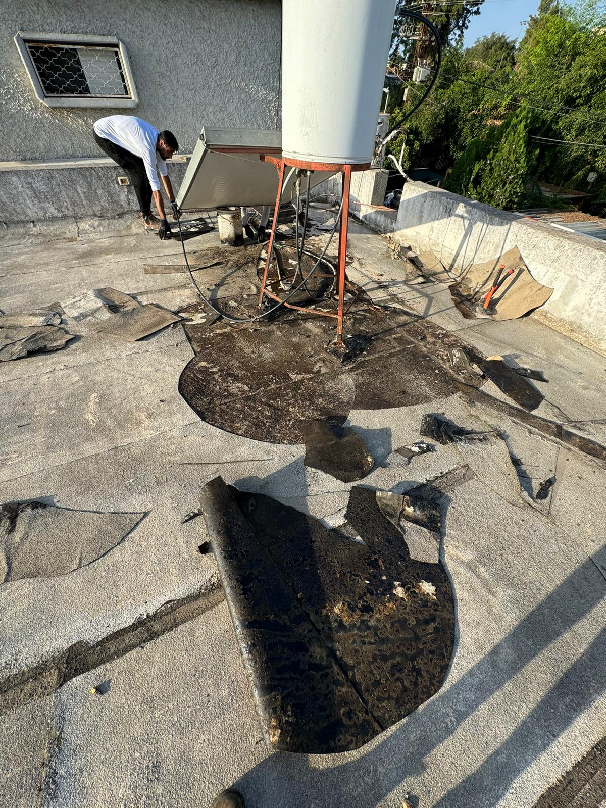 פירוק שכבת איטום בלויה סביב דוד שמש בגג בית בעפולה עילית