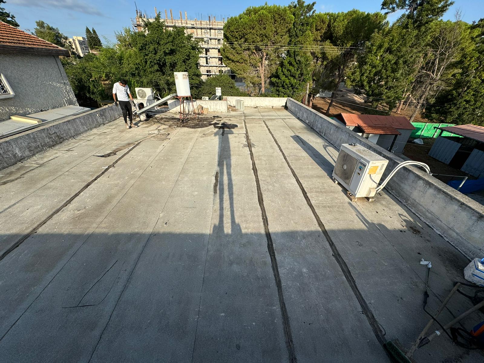 גג שטוח מוכן לפני איטום חדש בעפולה עילית, לאחר ניקוי והכנת תשתית