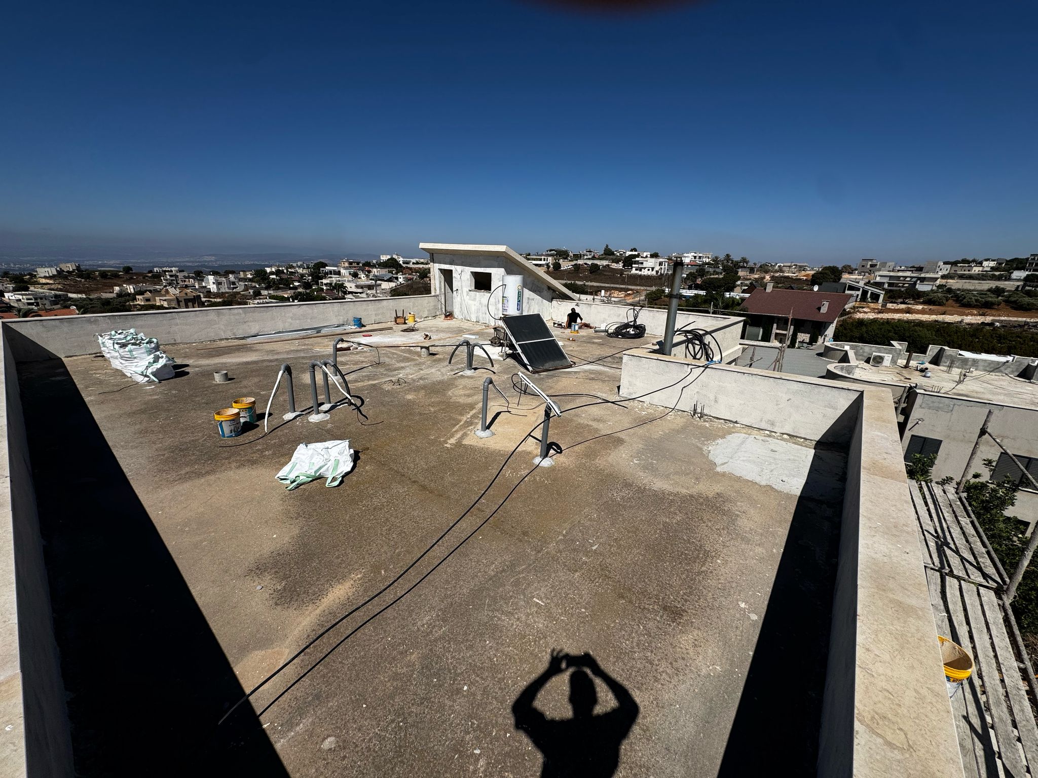 גג ישן בעוספיה לפני עבודת איטום – ללא שיפועים תקינים וללא מערכת איטום פעילה