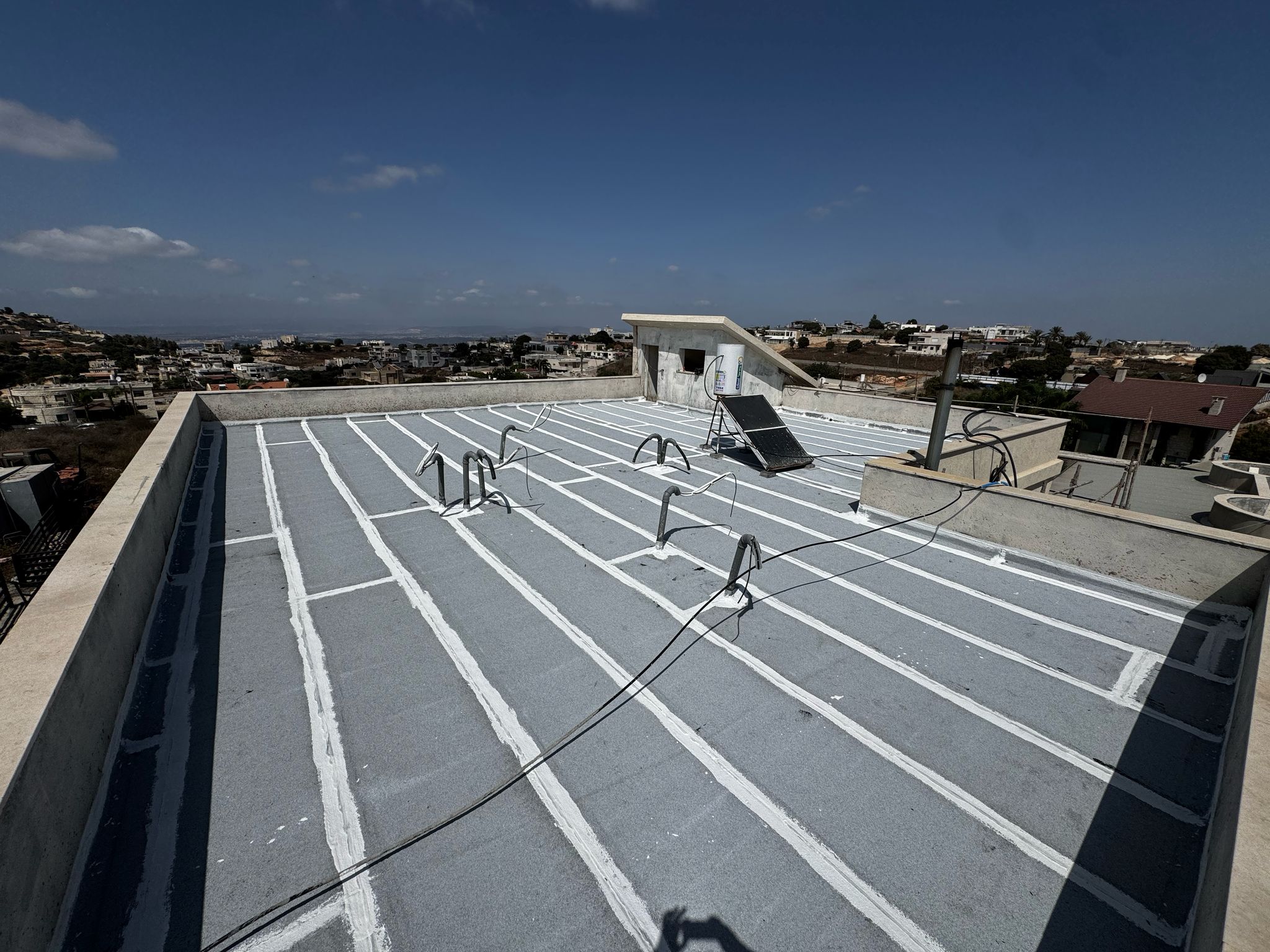 עבודת איטום גגות בעוספיה לאחר איטום מלא עם יריעות ביטומניות – מבט על כלל השטח