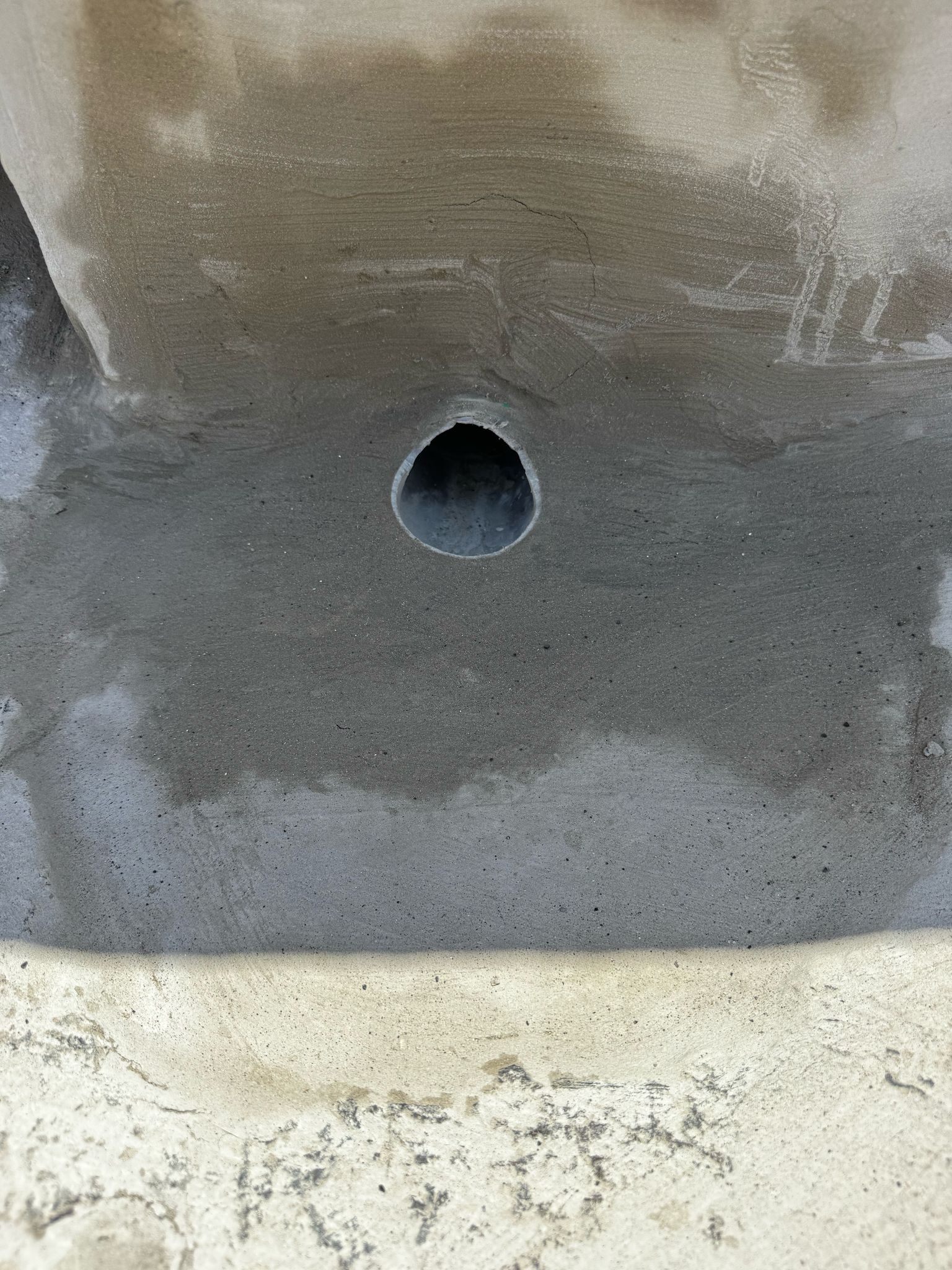 איטום מרפסת בחיפה – גימור בטקל סביב פתח ניקוז לפני מריחת פריימר והנחת יריעות ביטומניות