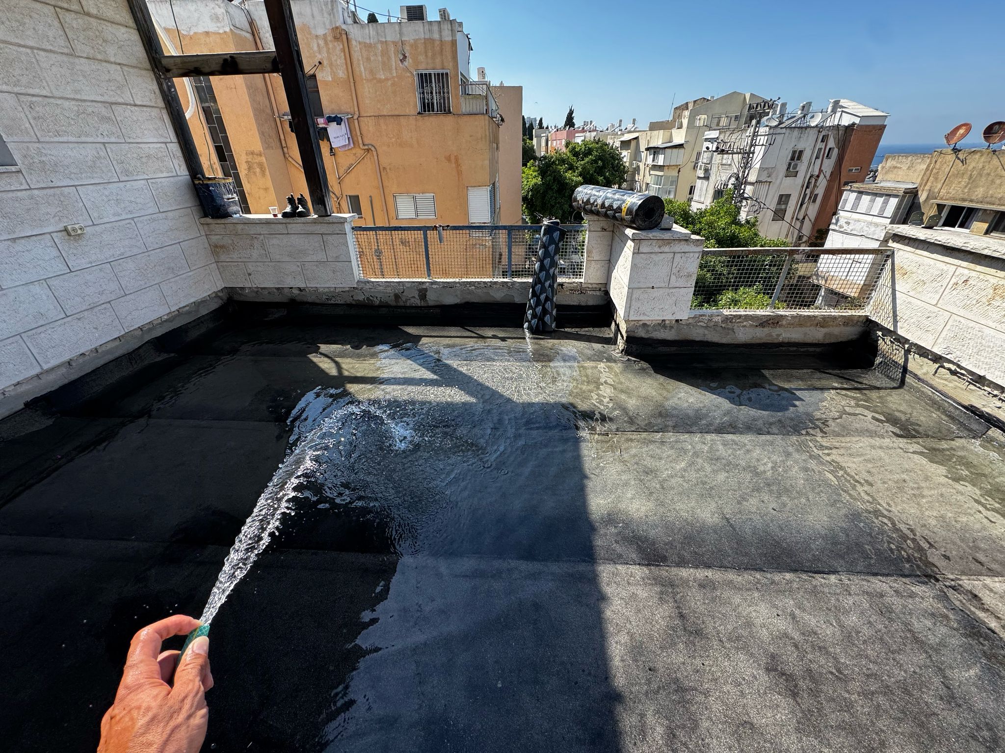 איטום מרפסת בחיפה – בדיקת הצפה עם זרם מים לאחר סיום עבודת איטום ביריעות ביטומניות