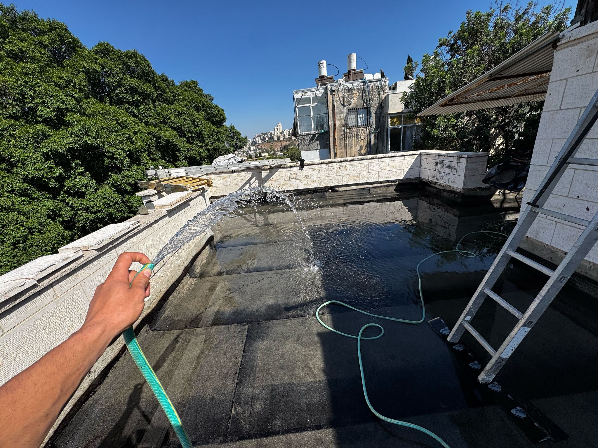 איטום מרפסת בחיפה – בדיקת הצפה עם מים לבדיקת הצלחת האיטום ביריעות ביטומניות