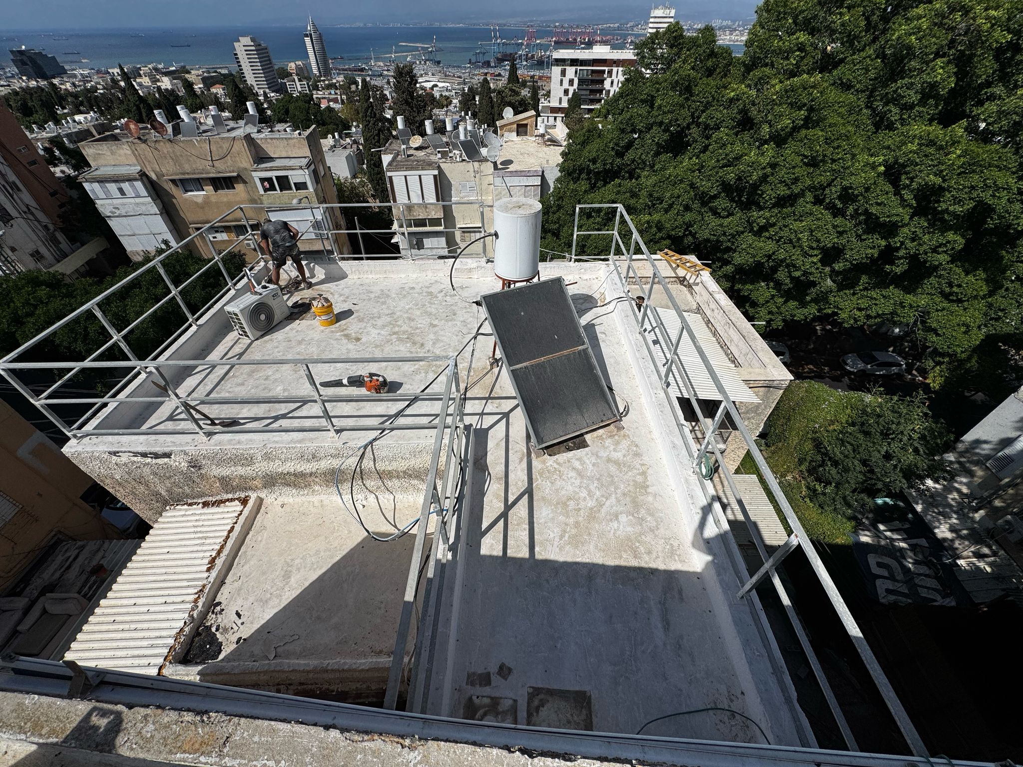 איטום מרפסת בחיפה לאחר שתי שכבות של חומר לבן שנכשלו – שלב לפני קילוף והנחת יריעות ביטומניות