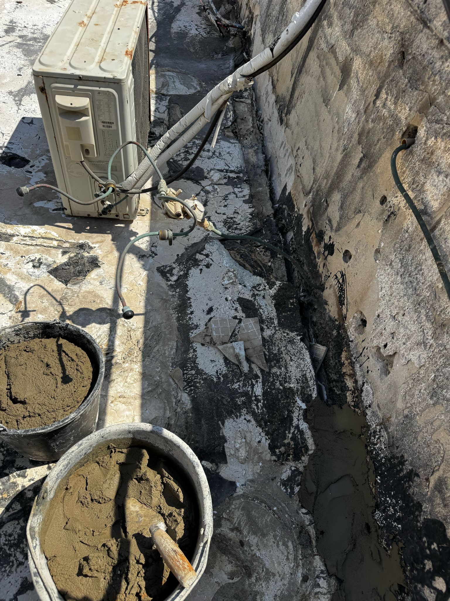 איטום גגות בבת ים – תיקוני בטון ושוליים בהיקף הגג לפני האיטום