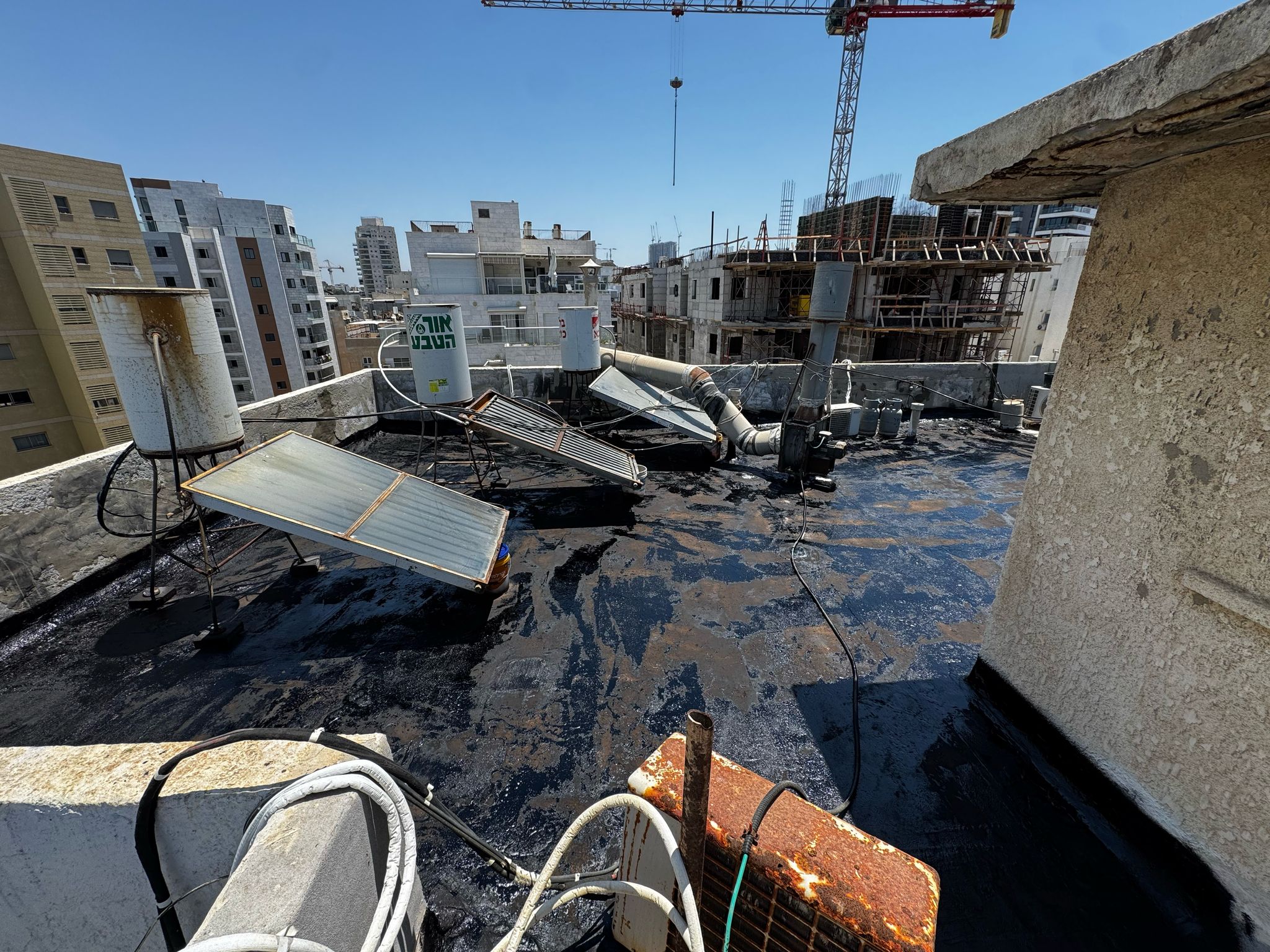 איטום גגות בבת ים – הכנת הגג עם פריימר ביטומני לפני הדבקת יריעות