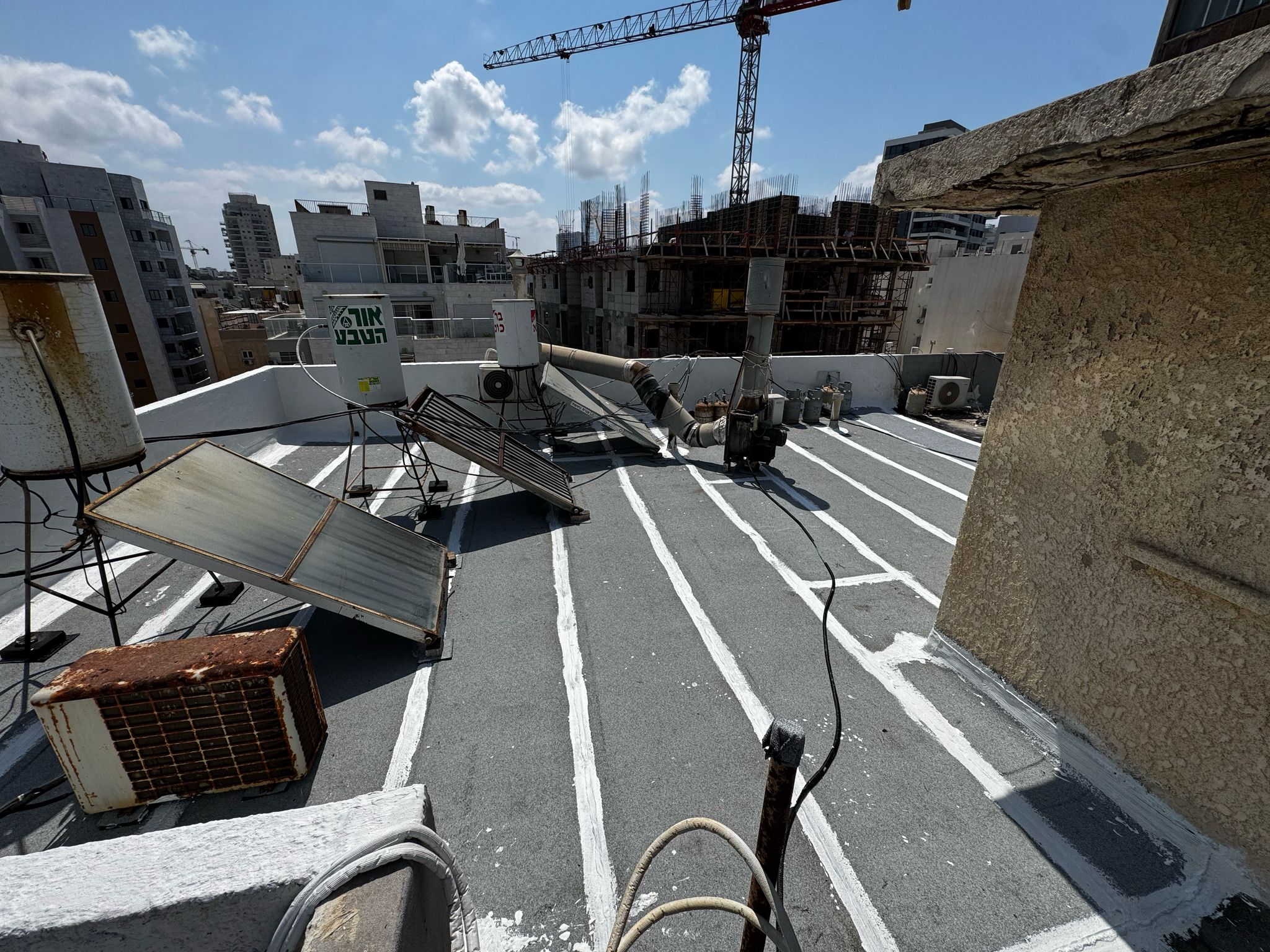 איטום גגות בבת ים – עבודה מסודרת סביב דודי שמש ואלמנטים בגג