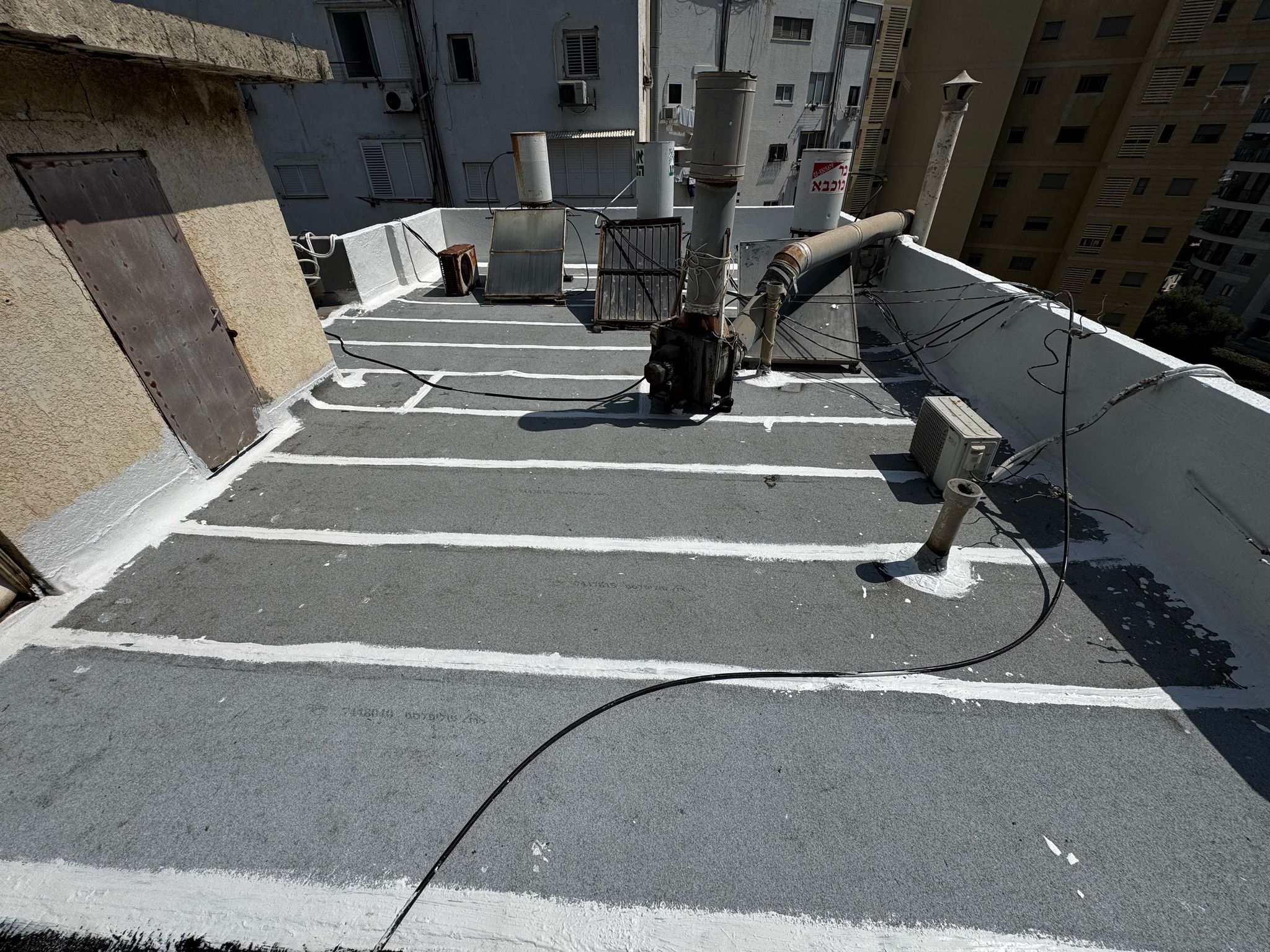 איטום גגות בבת ים – יריעות ביטומניות מולחמות עם איטום תפרים