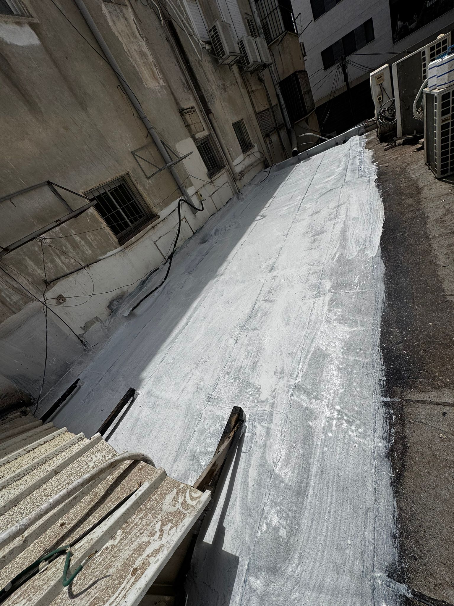 מומחה לאיטום גגות בחולון – שכבת אקריל פז ראשונה על גג ברחוב סוקולוב