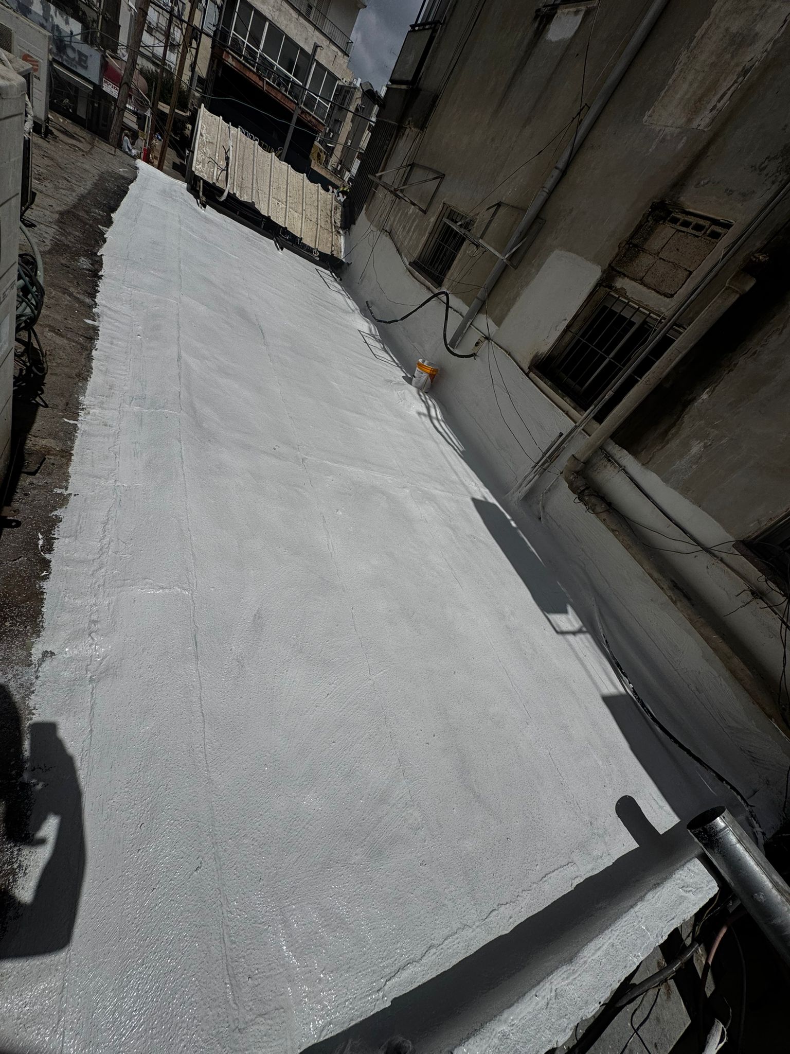 מומחה לאיטום גגות בחולון – תוצאה סופית של גג אטום בציפוי אקריל פז ברחוב סוקולוב