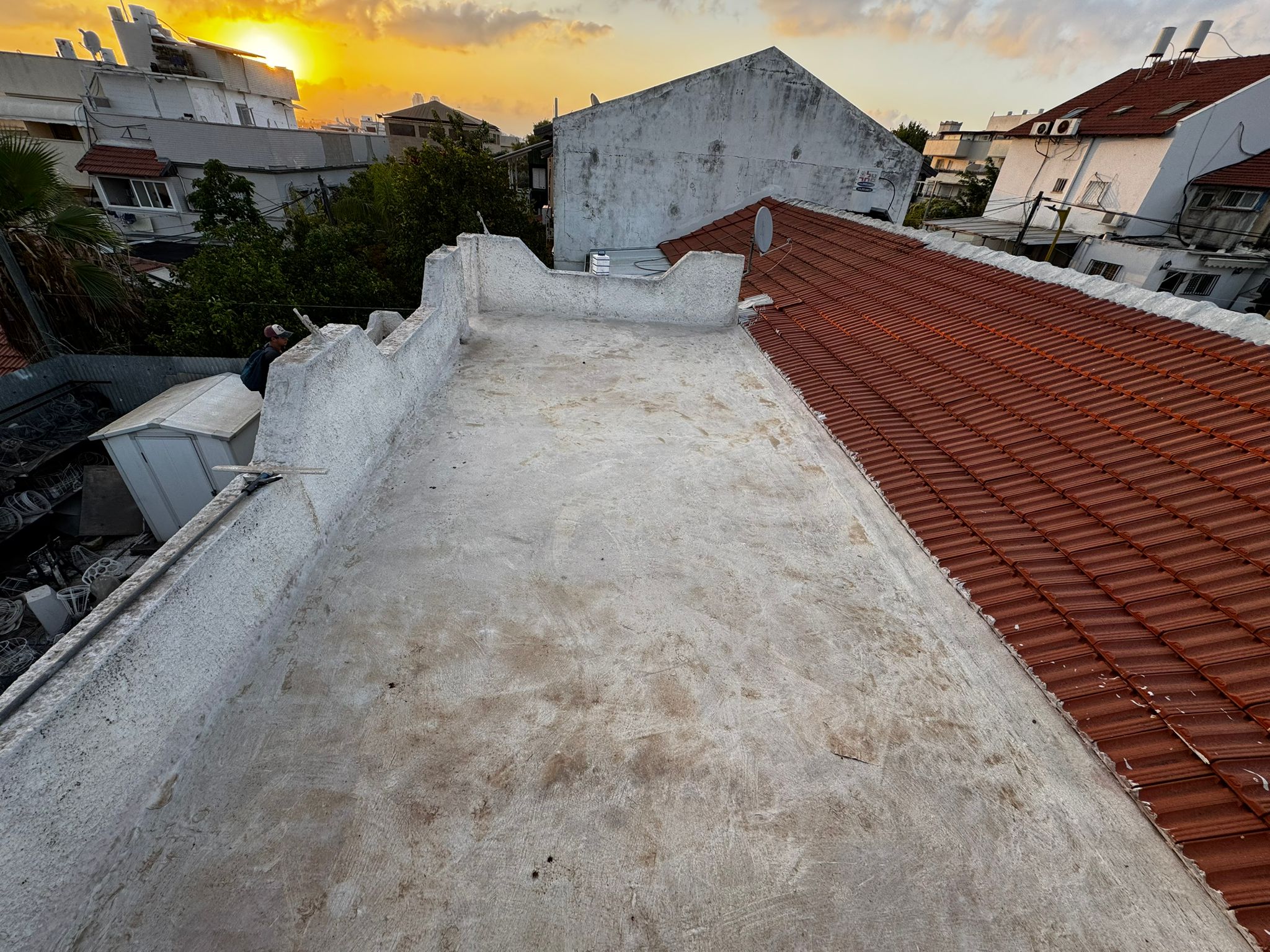 גג בטון ישן לפני איטום בחולון – רחוב יפו 25