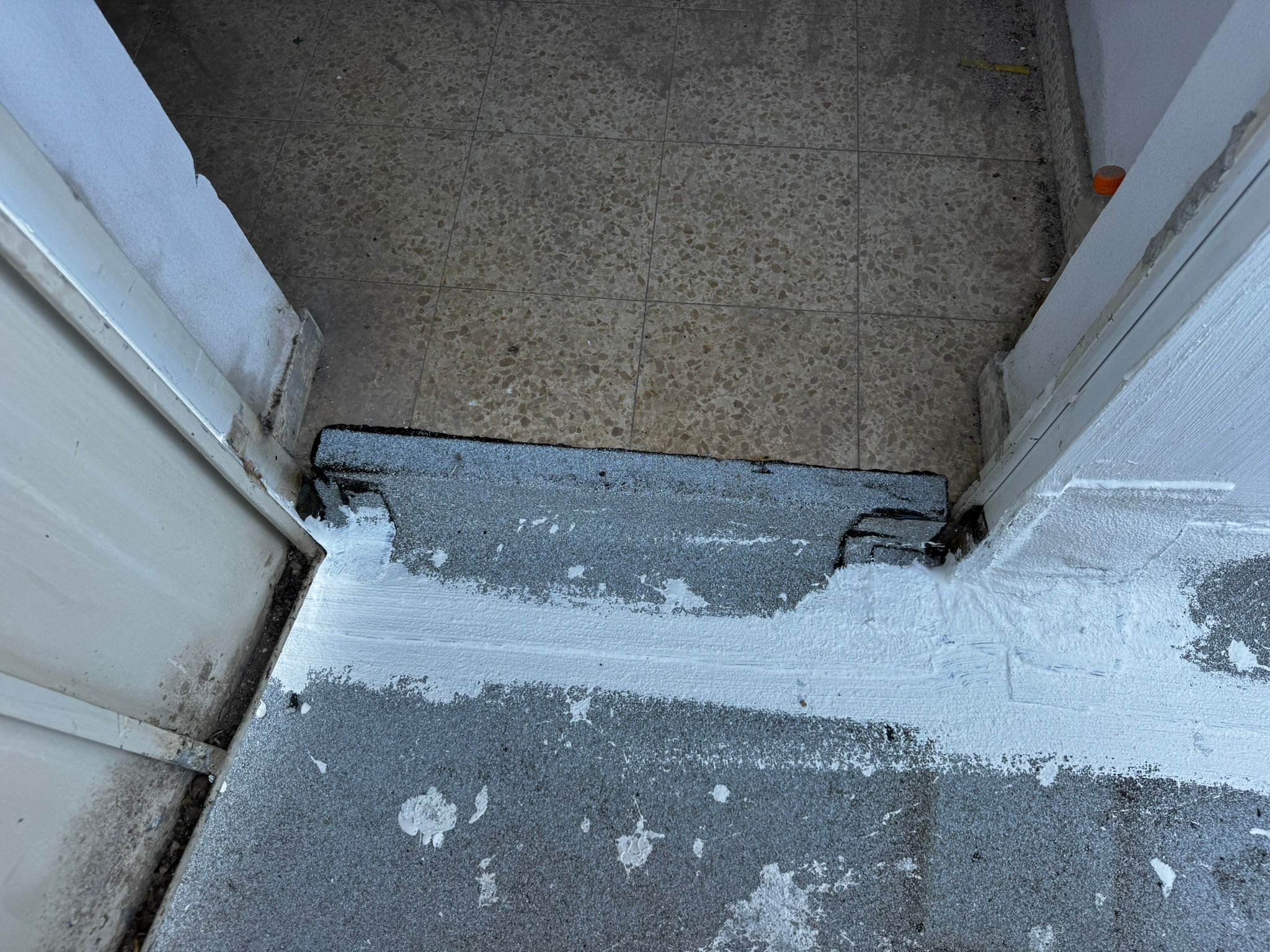 איטום גגות בהוד השרון – חיבורי איטום בסף דלת