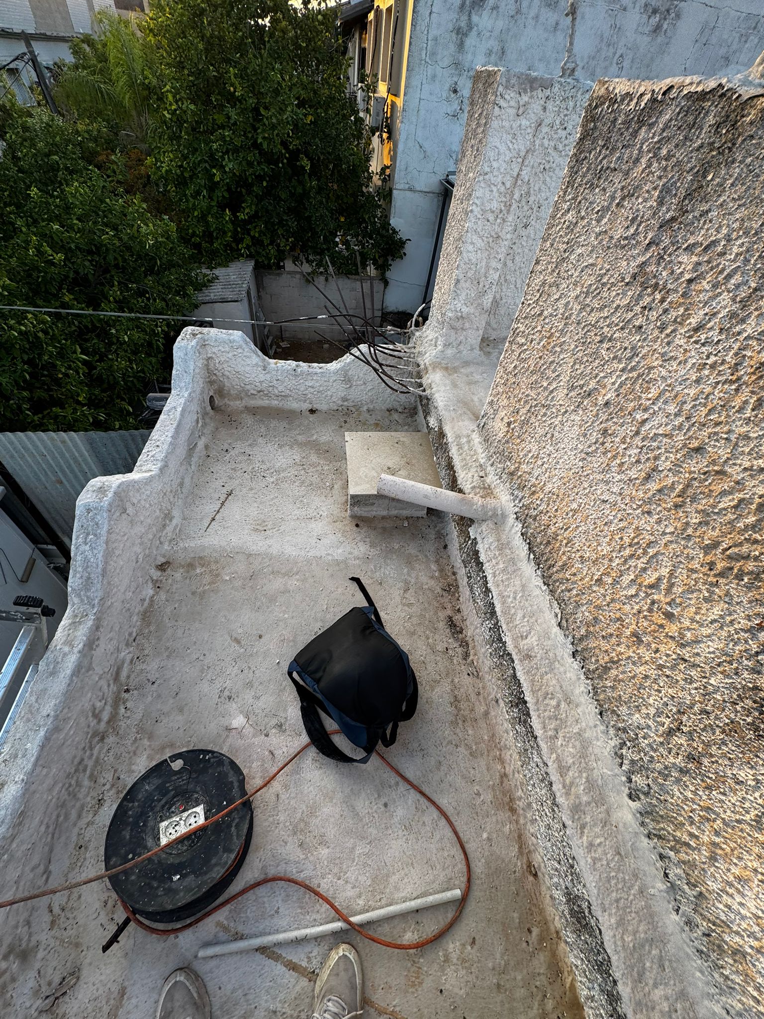 גג צדדי ישן עם יציאת מרזב לפני איטום בחולון